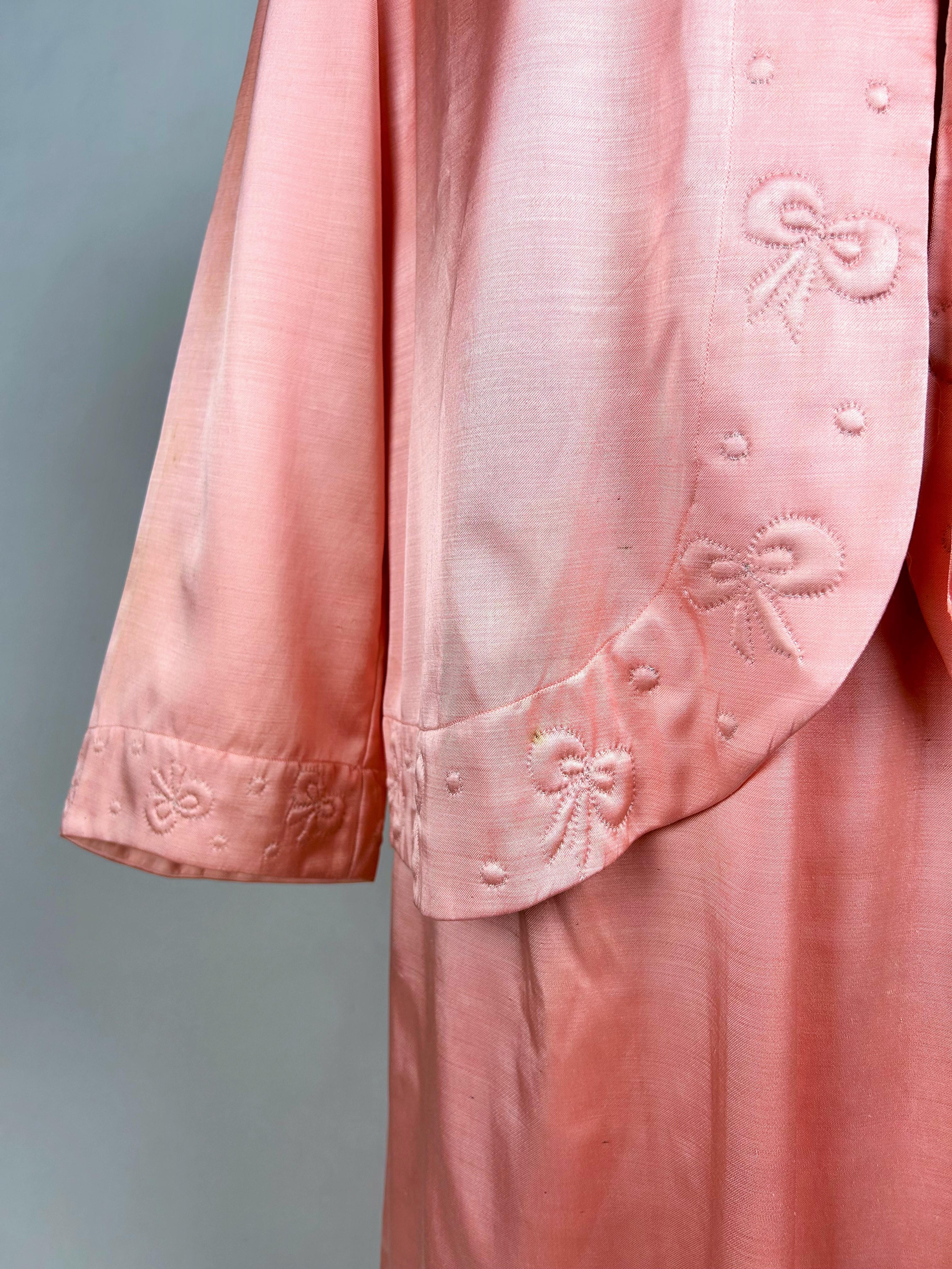 Ein rosafarbenes Satin-Nachtkleid und Bolero mit gesteppten Schleifen - Frankreich 1950-1960 im Angebot 1