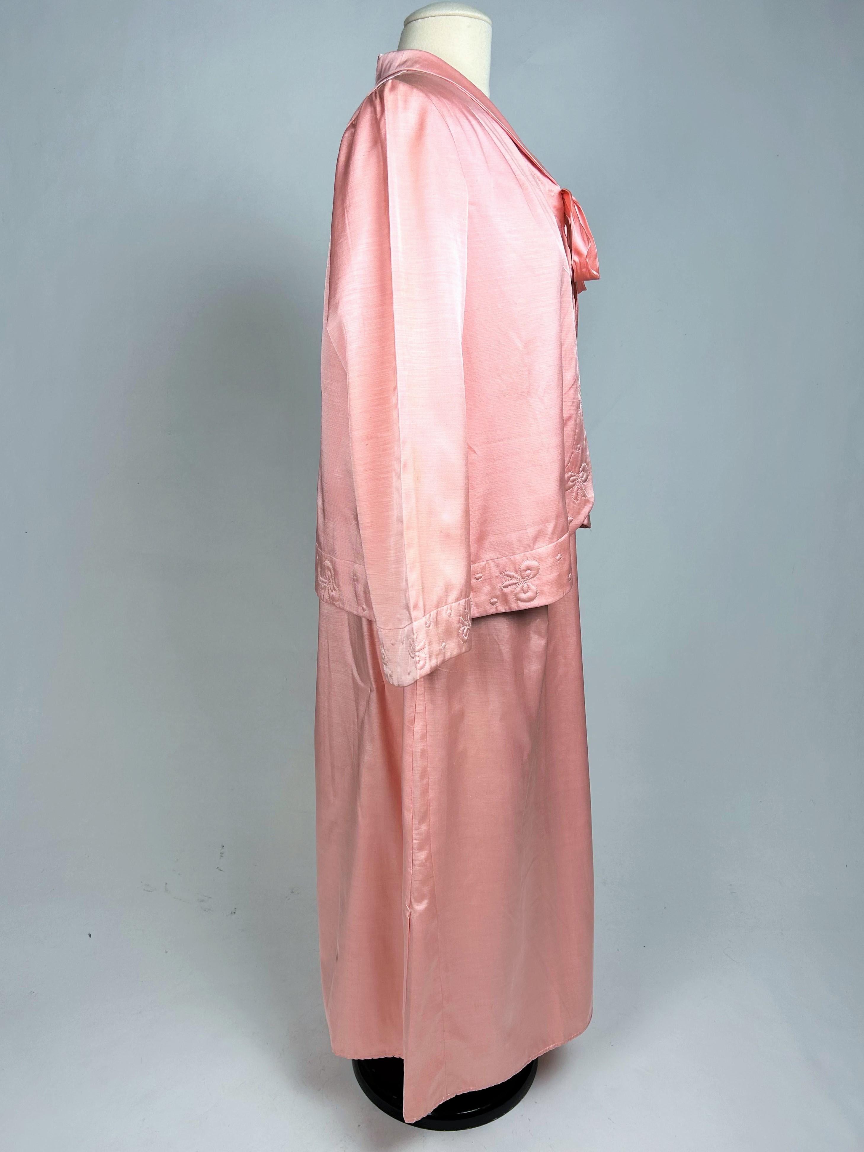 Ein rosafarbenes Satin-Nachtkleid und Bolero mit gesteppten Schleifen - Frankreich 1950-1960 im Angebot 2