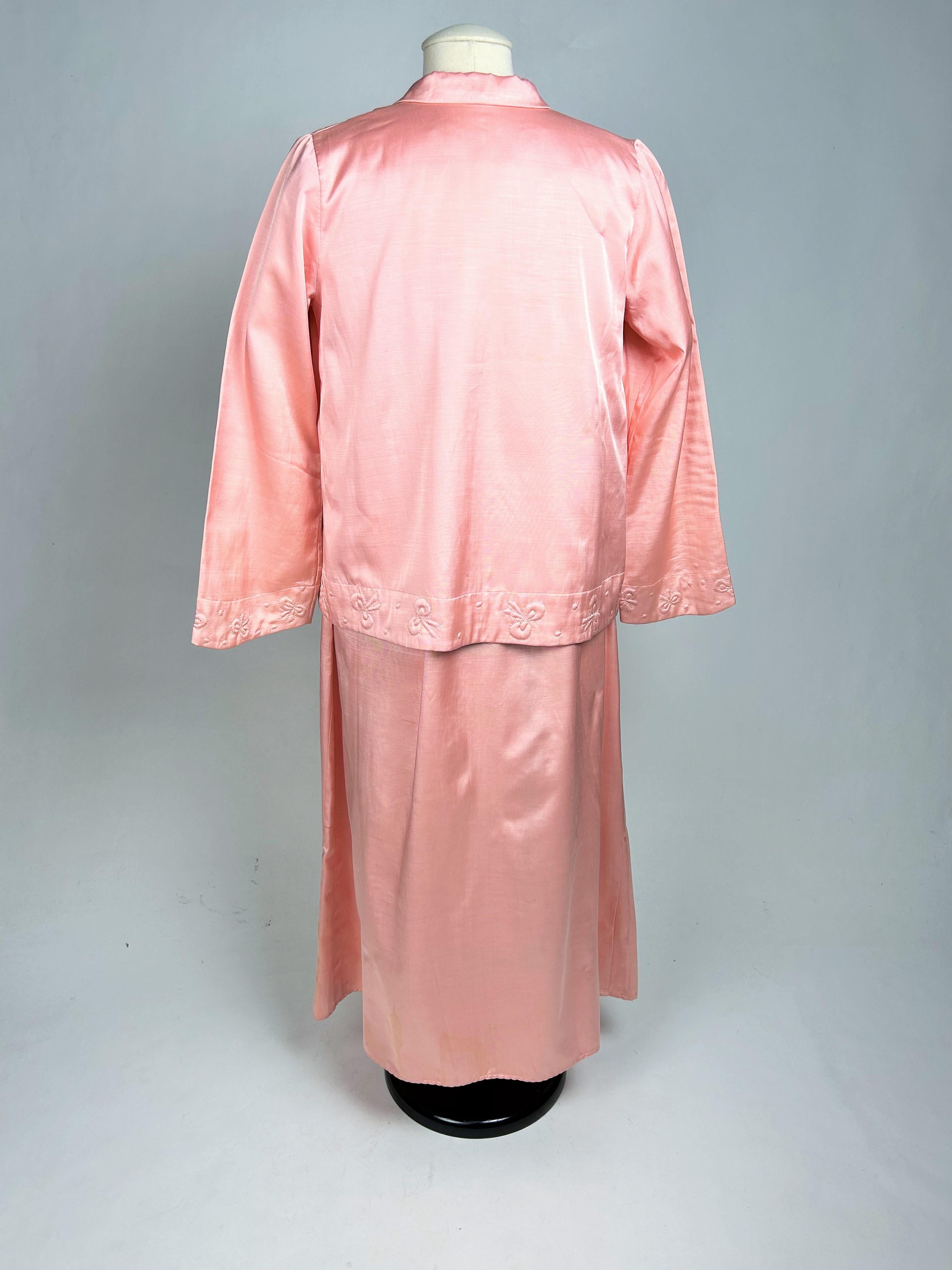 Ein rosafarbenes Satin-Nachtkleid und Bolero mit gesteppten Schleifen - Frankreich 1950-1960 im Angebot 3