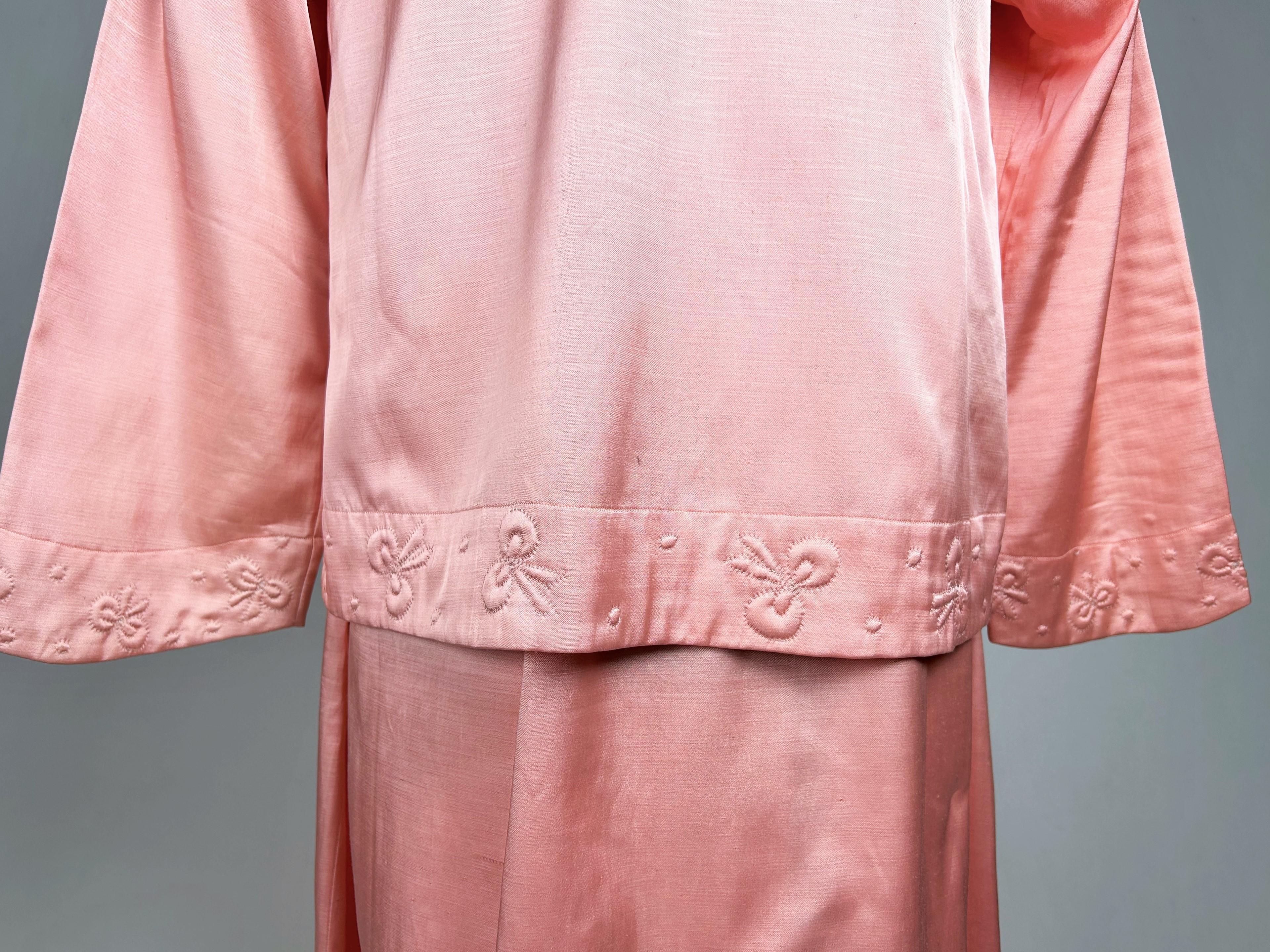 Ein rosafarbenes Satin-Nachtkleid und Bolero mit gesteppten Schleifen - Frankreich 1950-1960 im Angebot 4