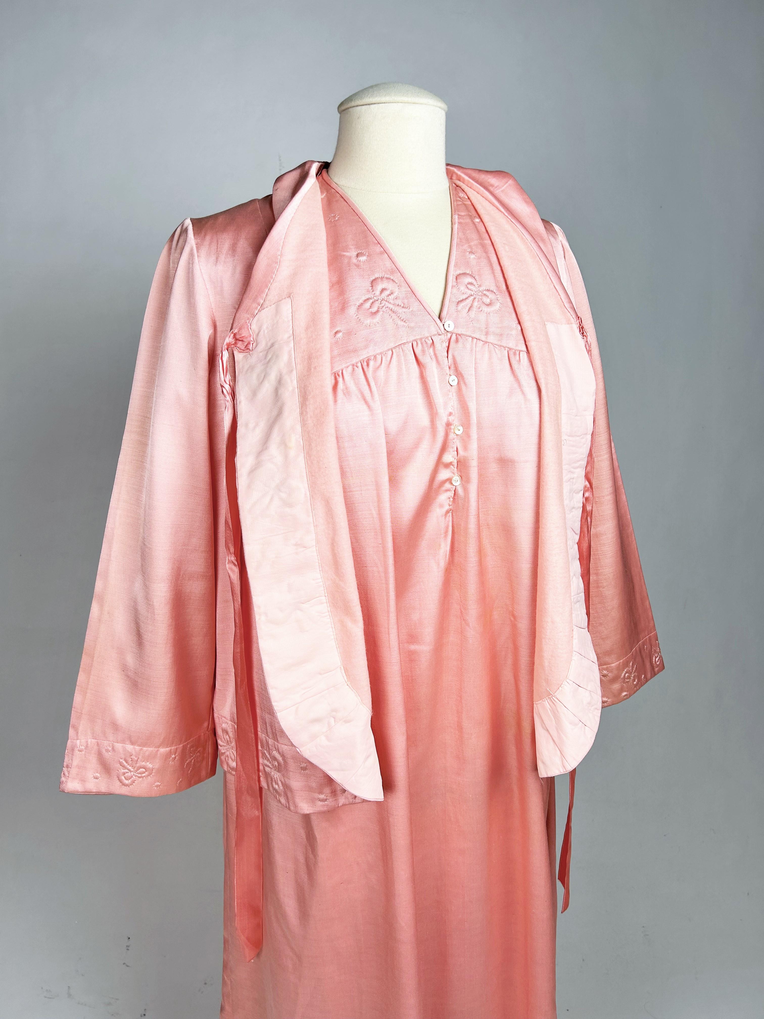 Ein rosafarbenes Satin-Nachtkleid und Bolero mit gesteppten Schleifen - Frankreich 1950-1960 im Angebot 5