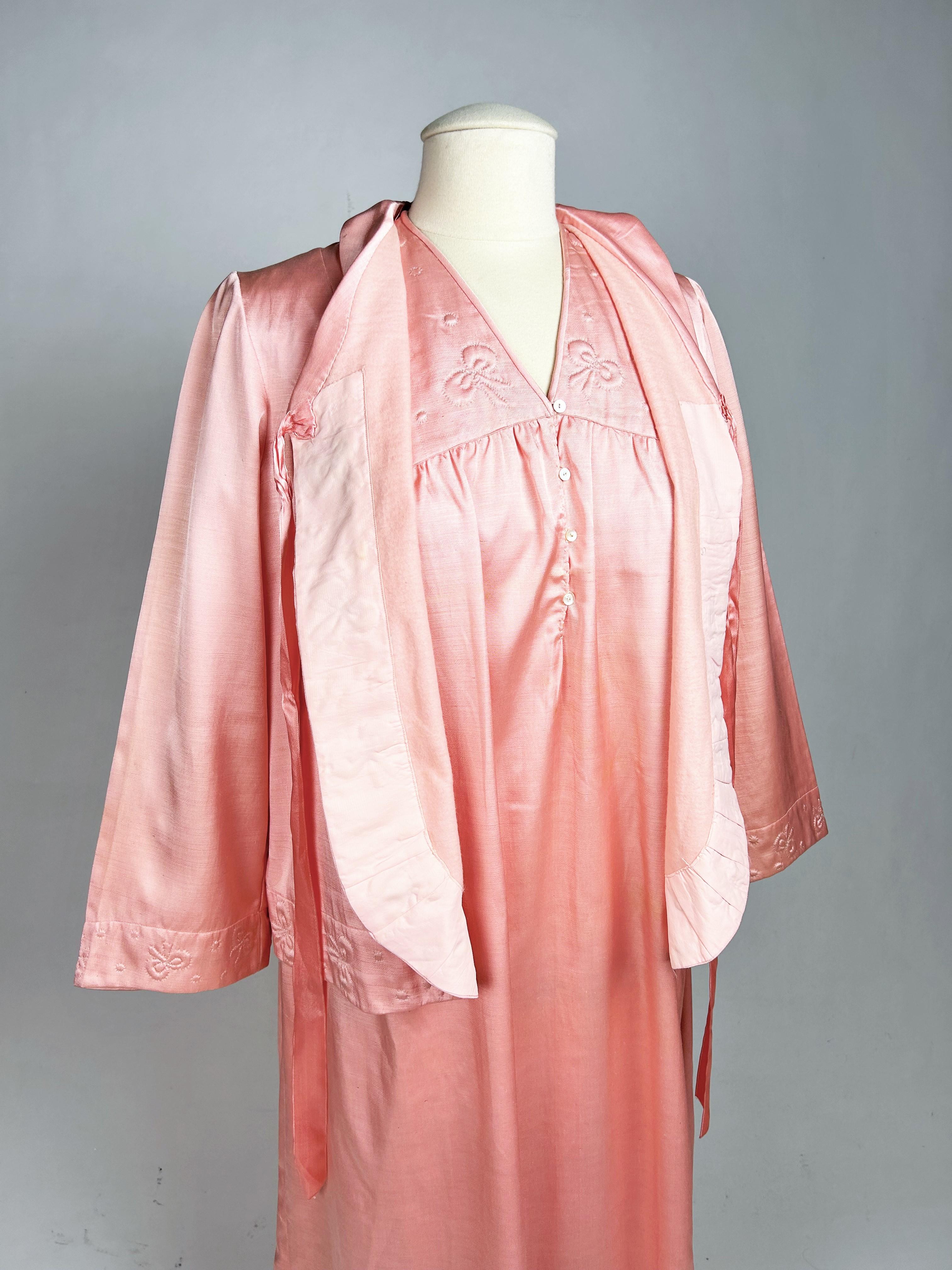 Un camisón y un bolero rosa satinado con lazos acolchados - Francia 1950-1960 en venta 4