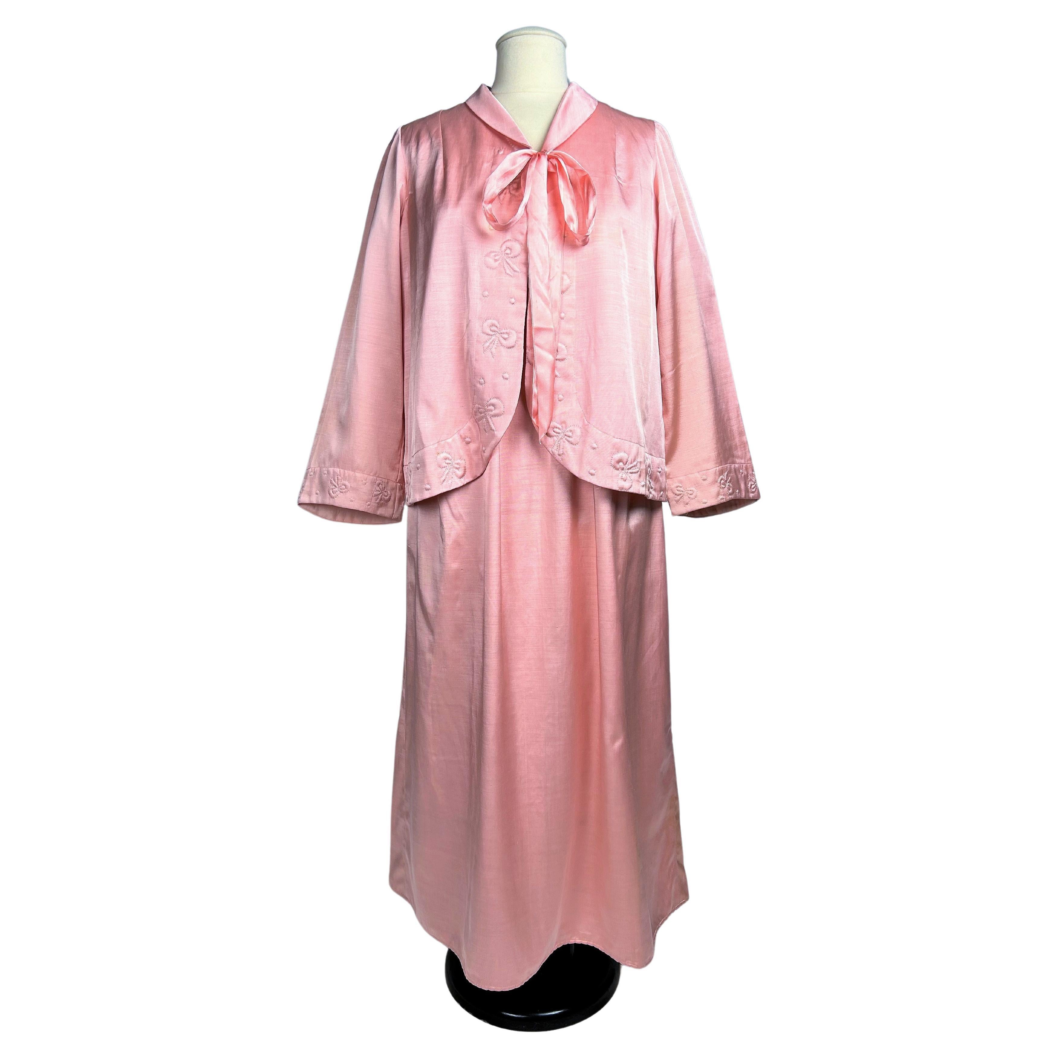 Ein rosafarbenes Satin-Nachtkleid und Bolero mit gesteppten Schleifen - Frankreich 1950-1960 im Angebot