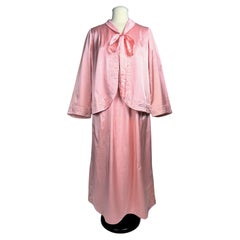 Robe de nuit et boléro rose satiné avec nœuds matelassés, France 1950-1960