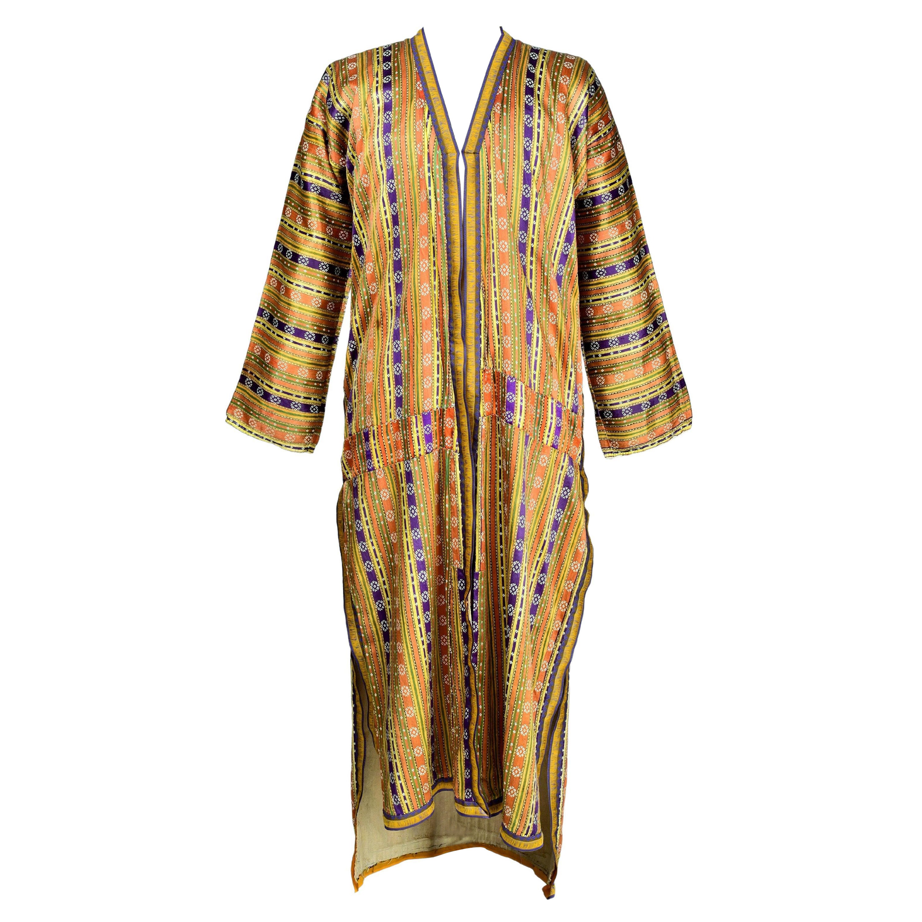 Date d'environ 1900 à 1920
Empire ottoman Turquie

Un magnifique caftan ou manteau de maison en soie et satin de coton rayé appelé Bayadere datant du début du XXe siècle. Taille masculine droite (également adaptée à une femme) avec une large