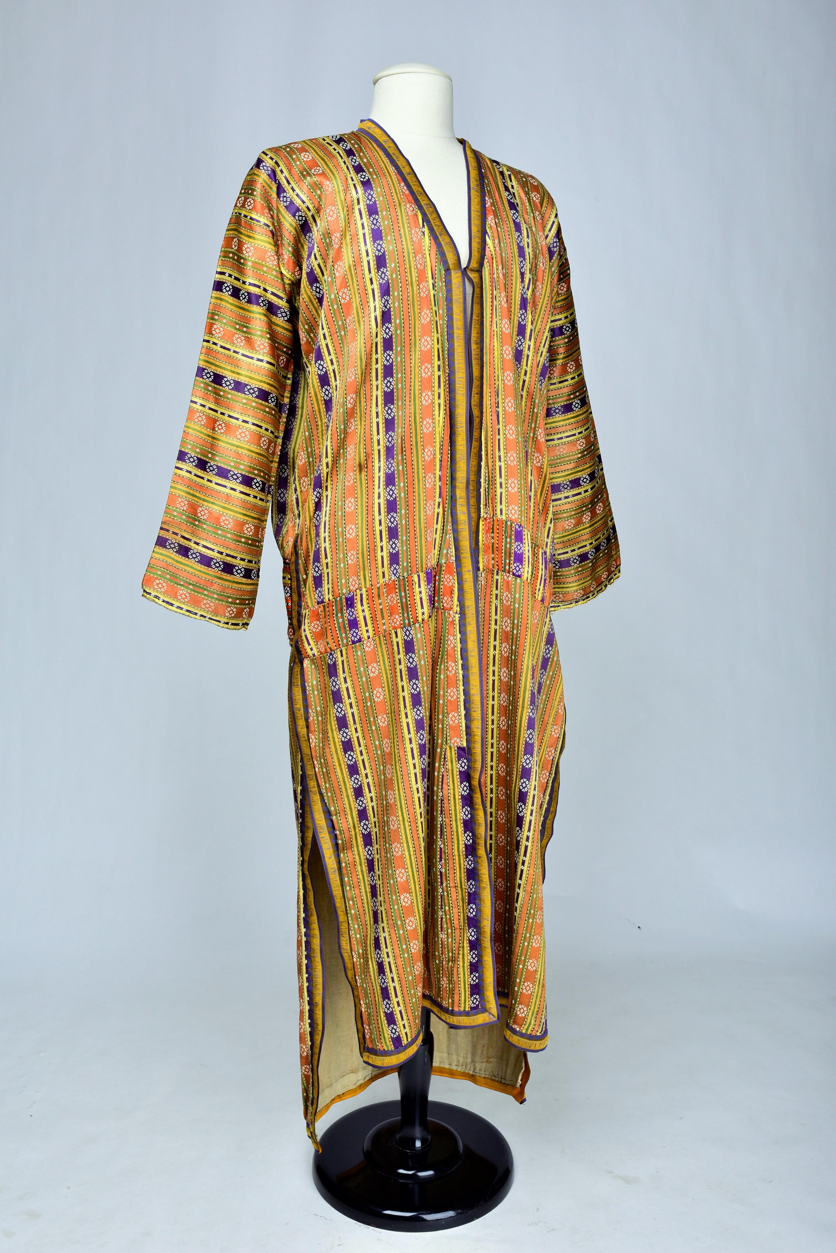 A Satin Striped Kaftan - Ottoman Empire Circa 1900 - 1920 In Good Condition For Sale In Toulon, FR