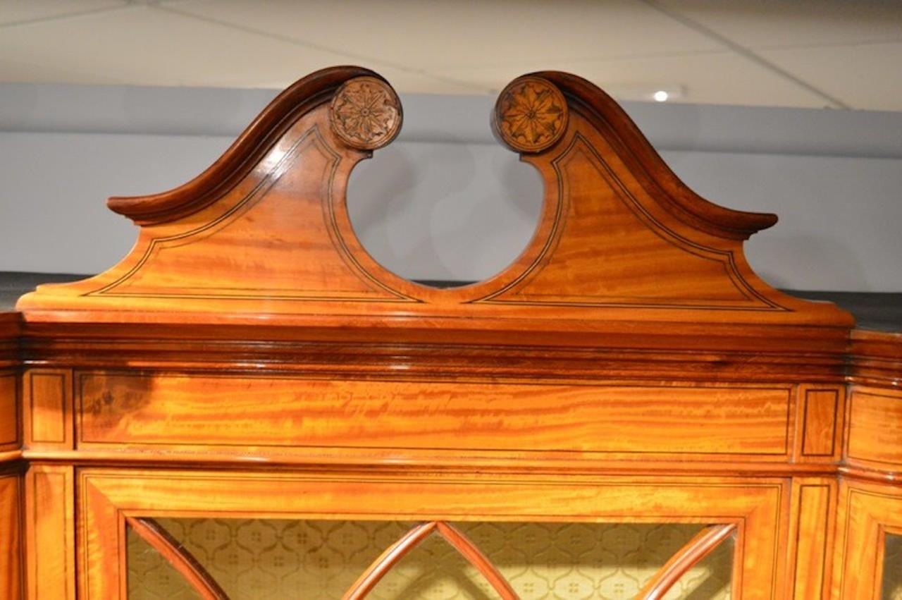 Satinwood Edwardian Period Serpentine Antique Display Cabinet by Maple & Co. im Zustand „Hervorragend“ in Darwen, GB