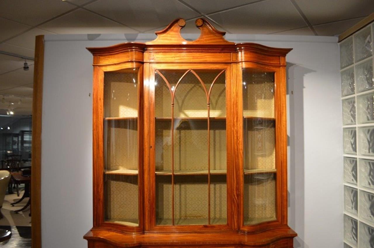 Satinwood Edwardian Period Serpentine Antique Display Cabinet by Maple & Co. (Frühes 20. Jahrhundert)