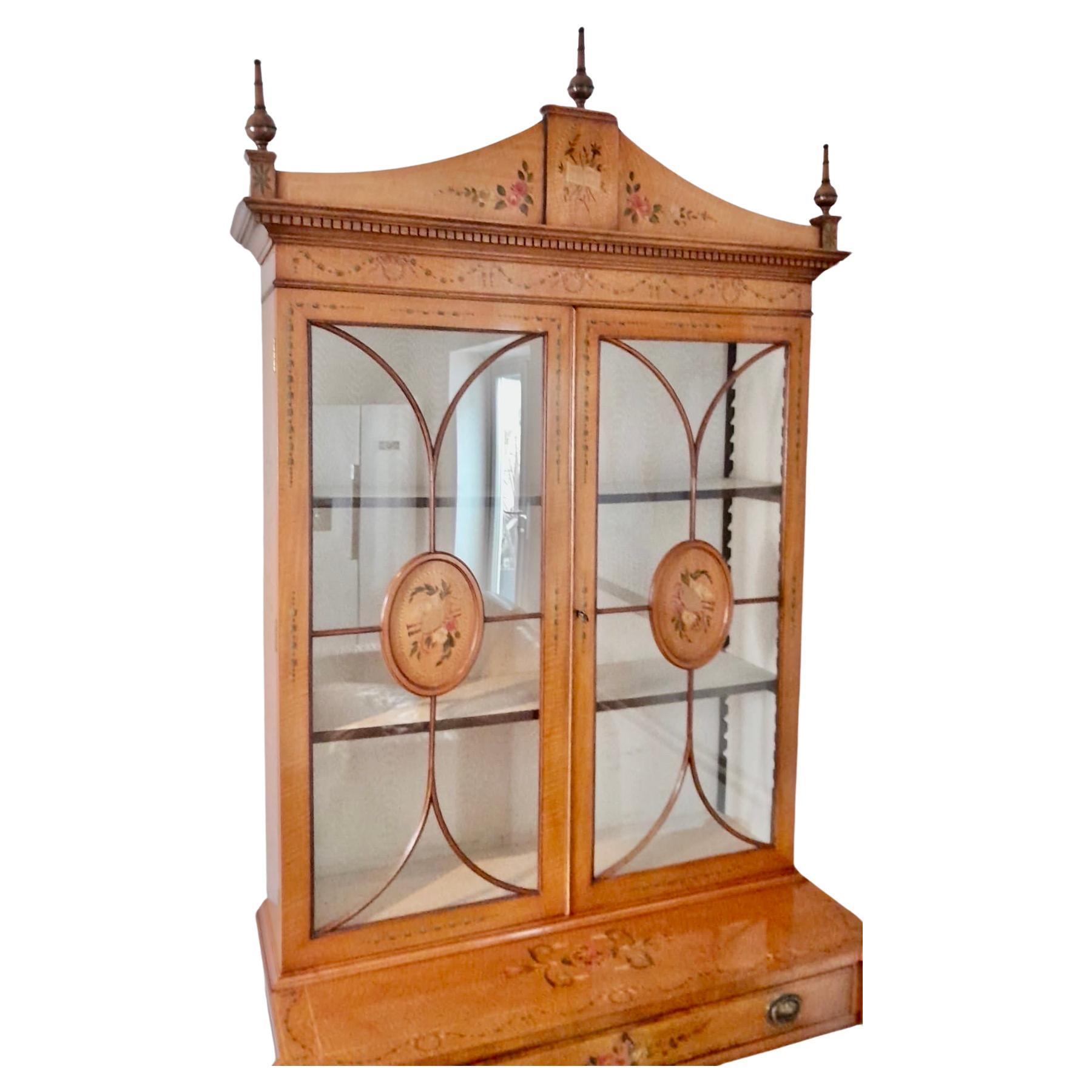 A Satinwood Hand Painted Sheraton Revival Cabinet on Stand In Excellent Condition For Sale In London, GB