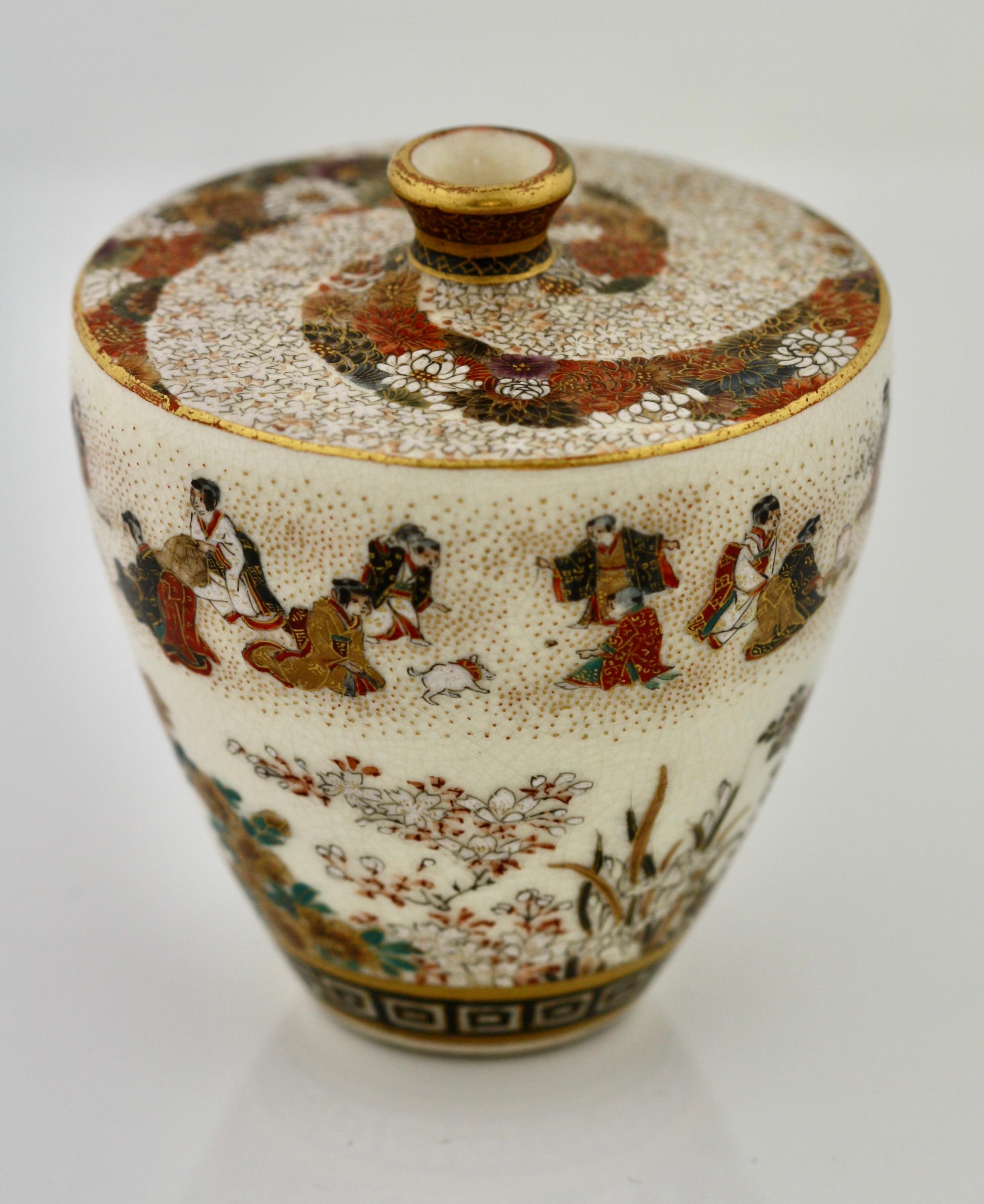 Fin du XIXe siècle Vase ovoïde à épaules plates en faïence de Satsuma:: bouche d'ail par Yabu Meizan en vente
