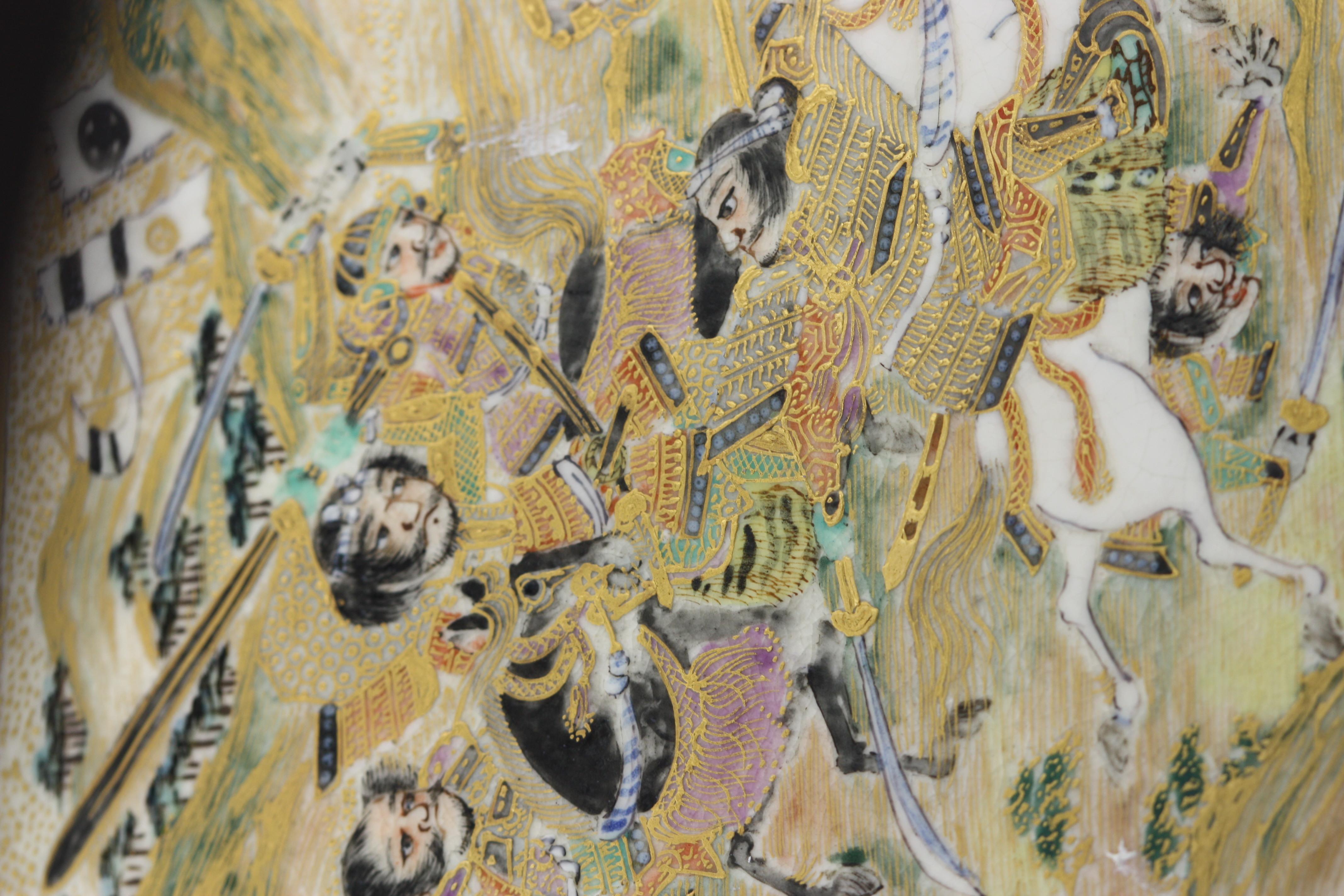 Eine Satsuma Steingutvase mit Deckel,
Japanisch, Meiji-Zeit, (1868-1912)
polychrom emailliert und vergoldet über einer klaren Craquelé-Glasur, fein gemalt mit reitenden Samurai zwischen Bäumen, Pagoden und einer fernen Berglandschaft, Deckel mit
