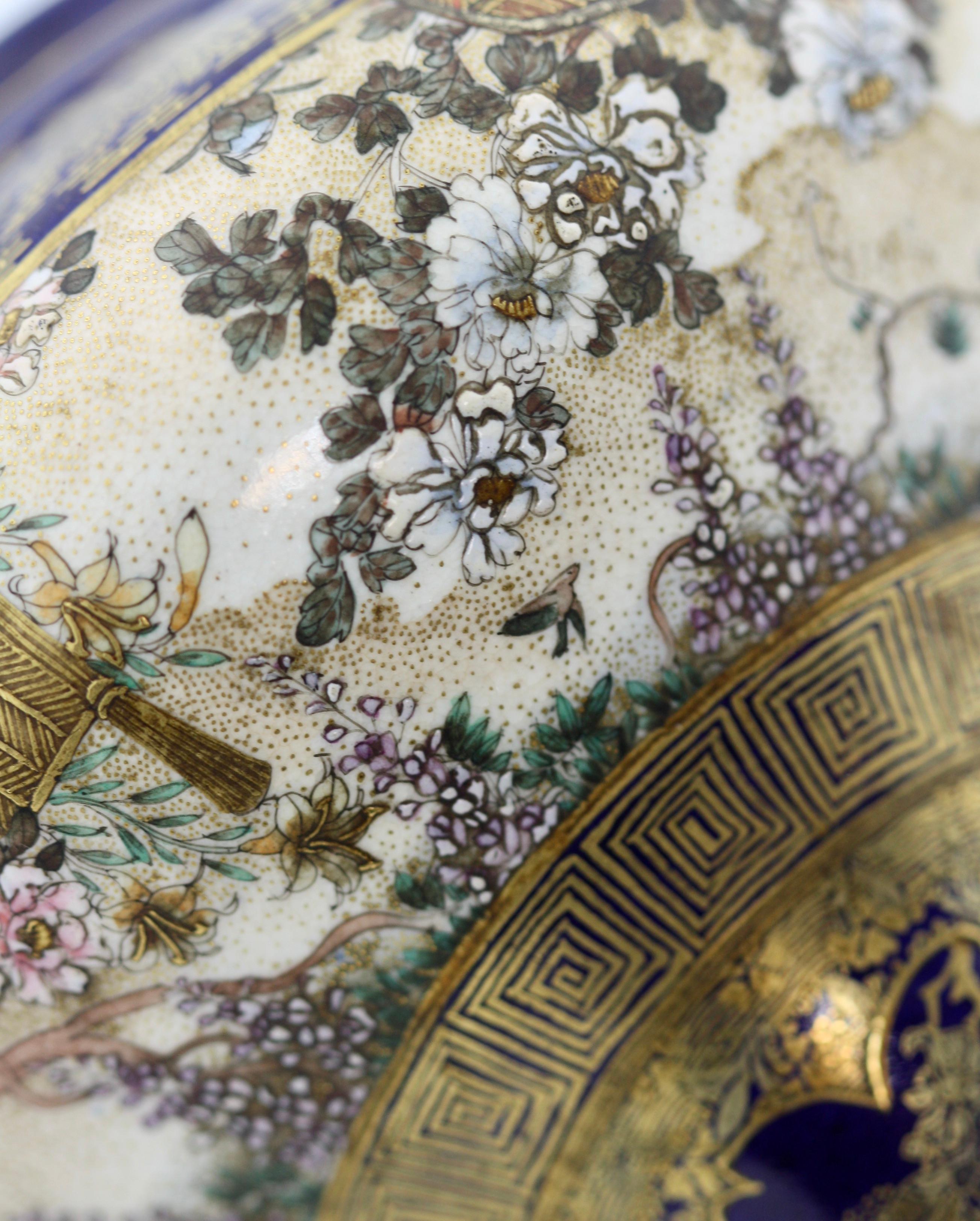 Eine Vase aus Satsuma-Steingut,
von Kinkozan,
Japanisch, Meiji-Periode (1868-1912)
polychrom emailliert und vergoldet über klarer Craquelé-Glasur, zart bemalt mit Damen und Herren, rückseitig ein blühender Garten mit Blumenranken, der Hals mit