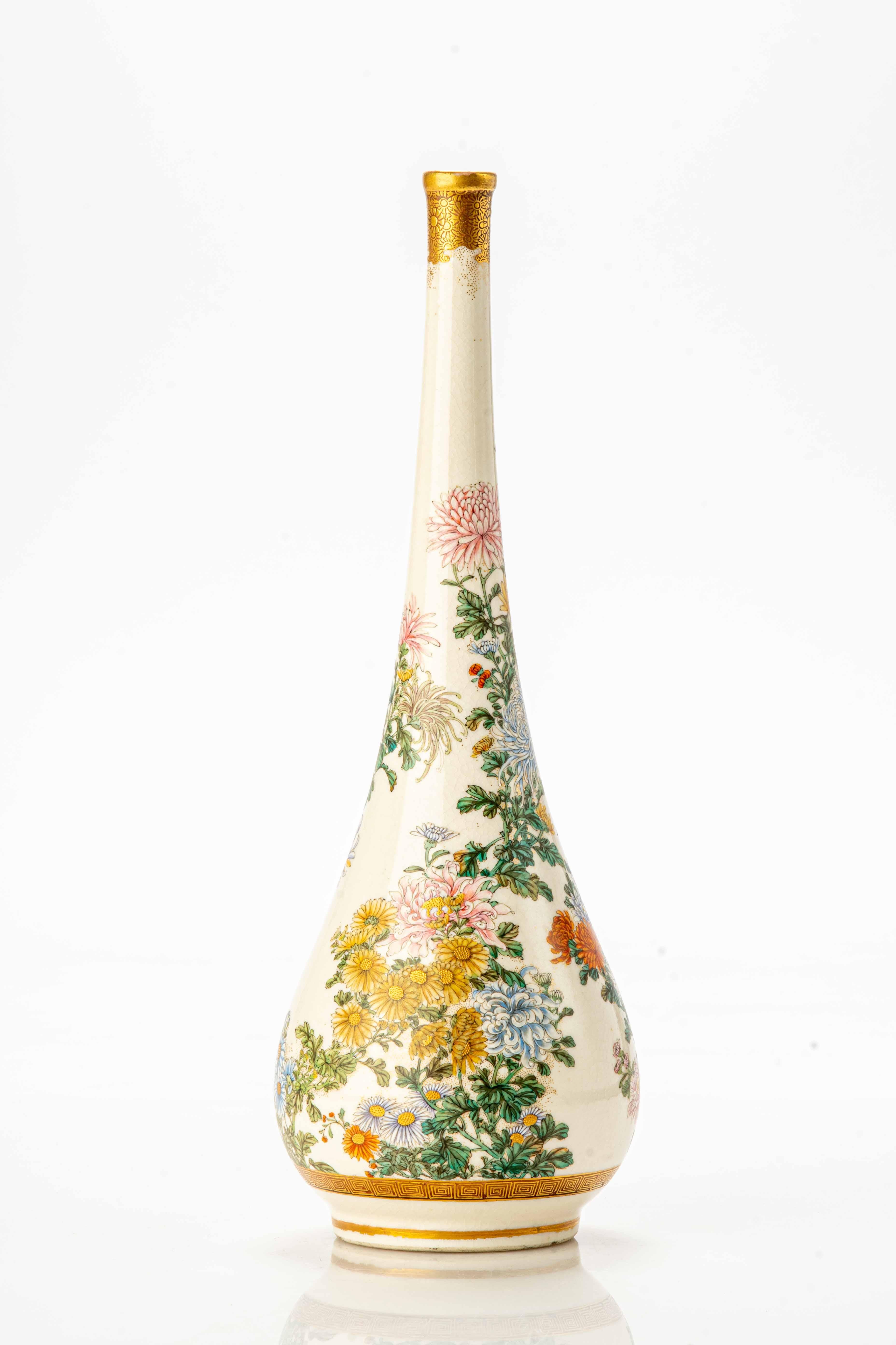 Satsuma-Vase, mit schlankem Hals und Endstück aus reinem Gold, verziert mit einem Garten aus Chrysanthemen, mit Emaille und Gold im Relief hergestellt.

Mit Präzision und Detailgenauigkeit werden verschiedene Chrysanthemenarten abgebildet, die sich