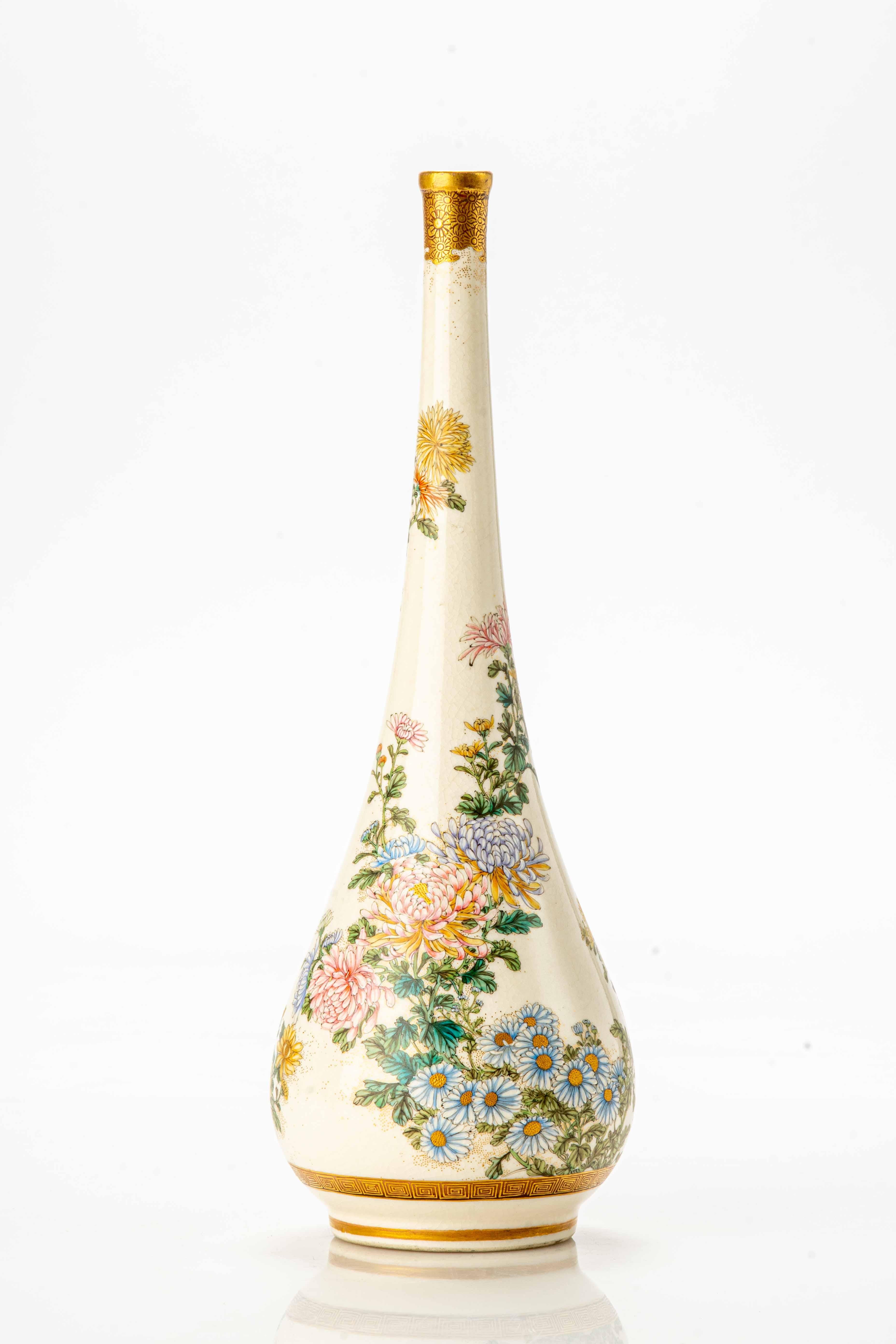 Japonisme A Satsuma vase decorated with a garden of chrysanthemums For Sale