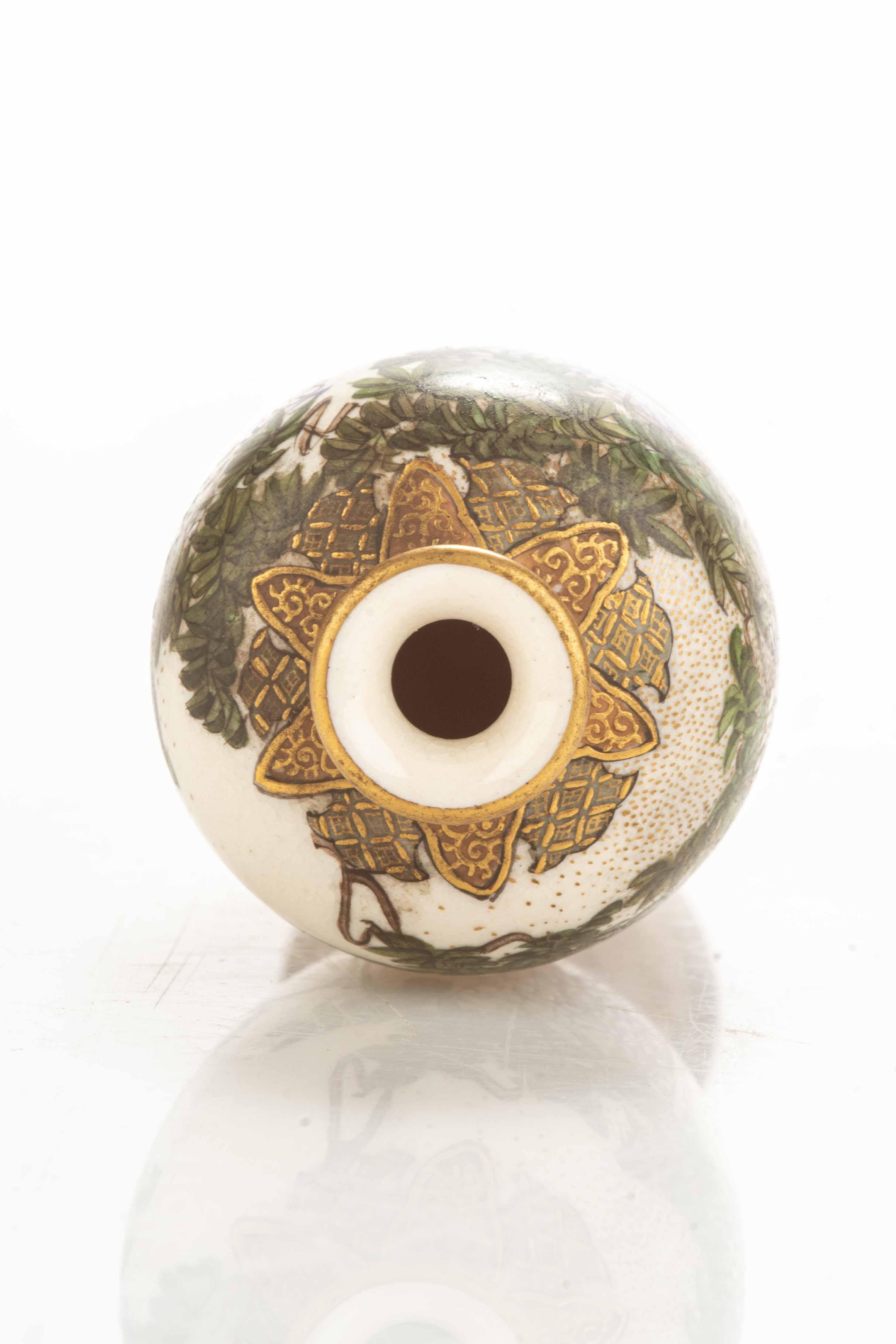 Hand-Painted A Satsuma vase decorated with leaf motif and glitter, signed Kinkozan