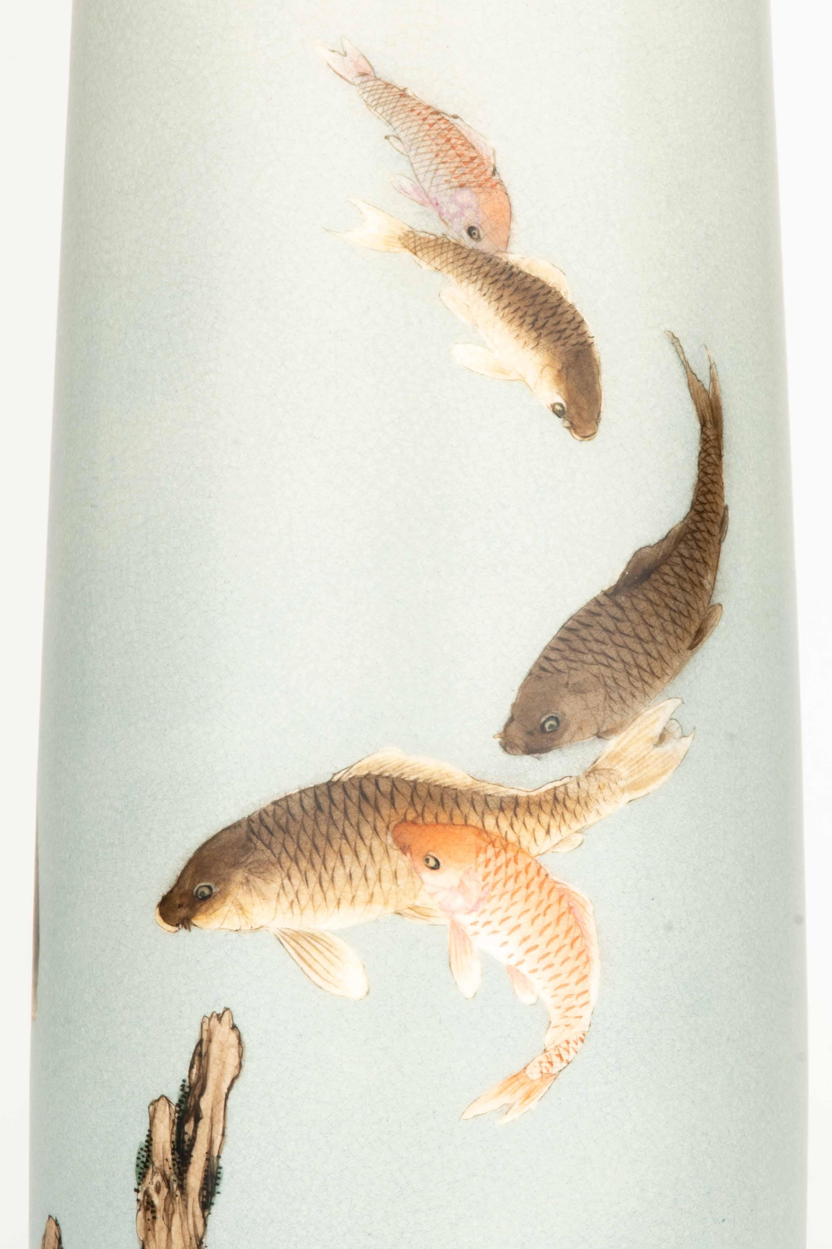 A Satsuma Vase Depicting A Group Of Carp Swimming In A Stream In Excellent Condition For Sale In Milano, IT