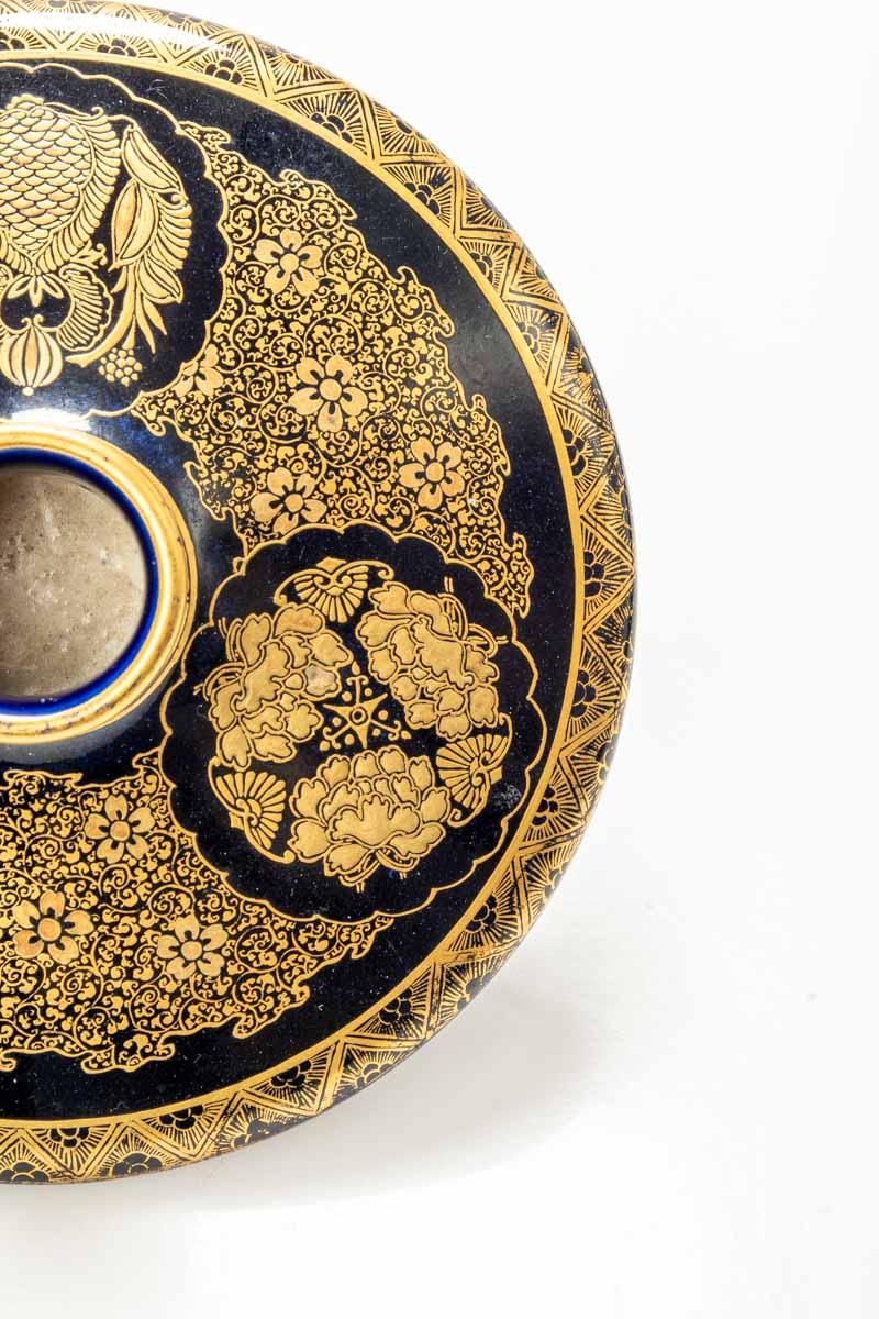 Japonisme Un vase Satsuma sur fond bleu cobalt avec de fins détails dorés
