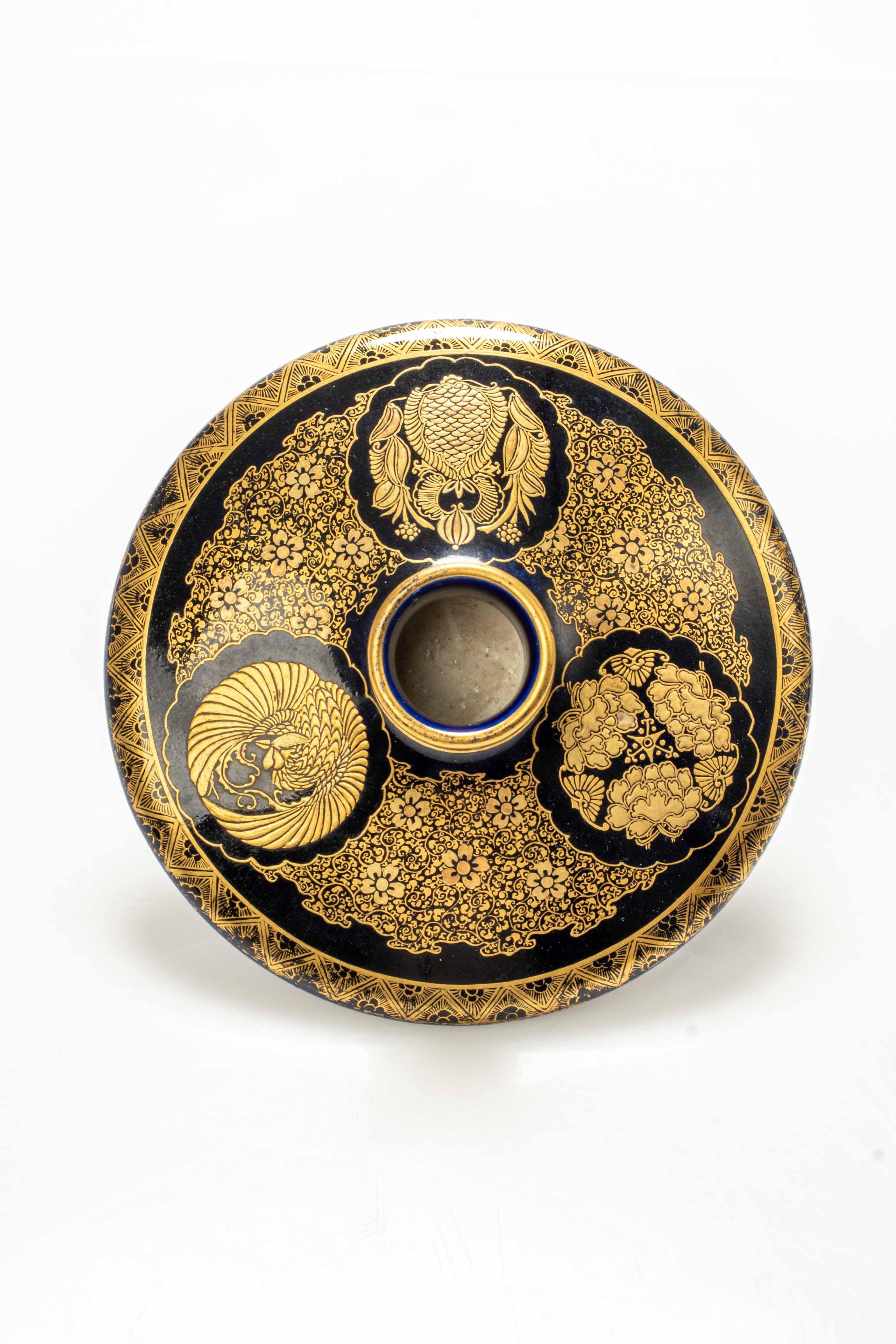 Japonais Un vase Satsuma sur fond bleu cobalt avec de fins détails dorés
