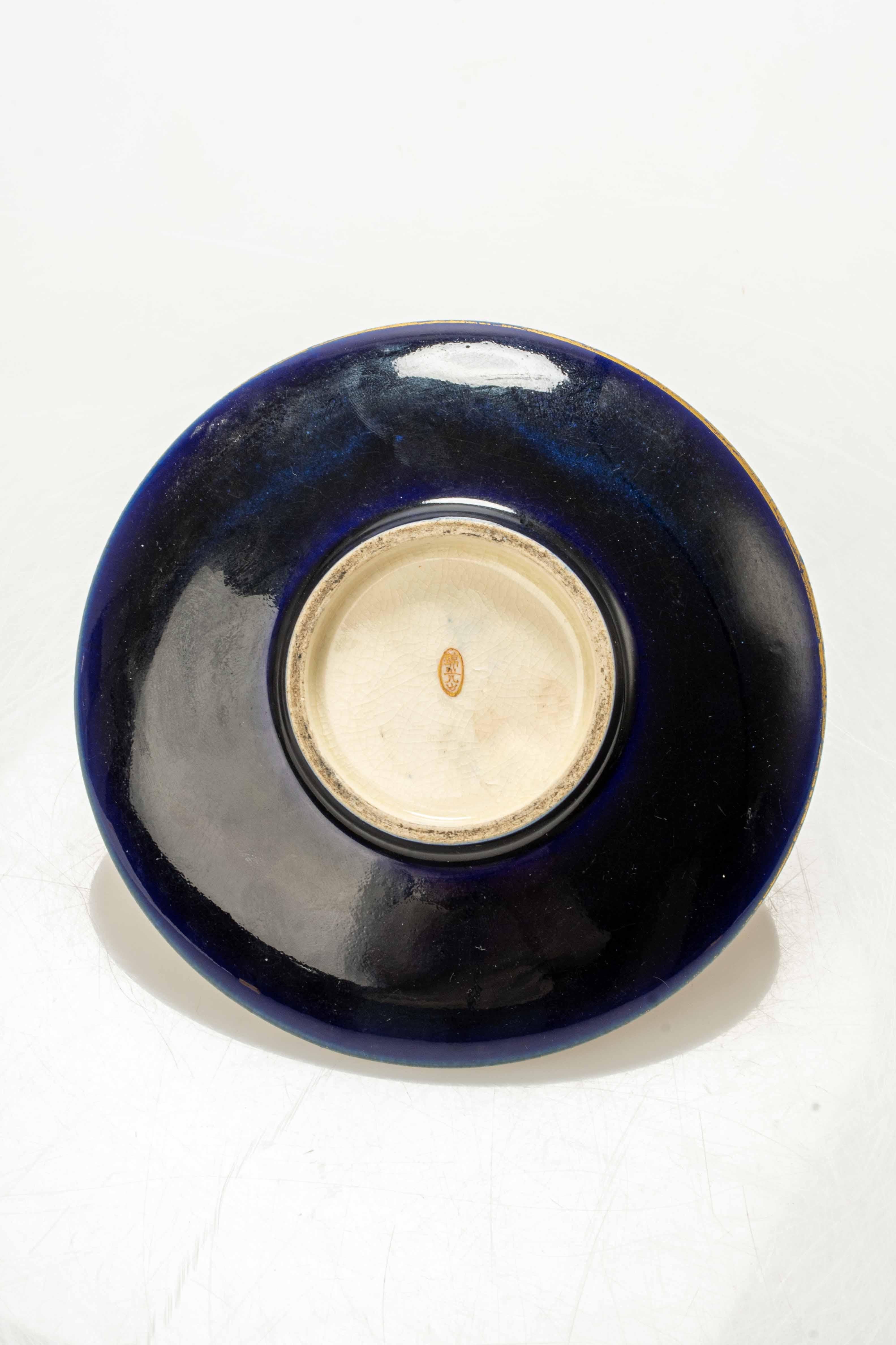 Peint à la main Un vase Satsuma sur fond bleu cobalt avec de fins détails dorés