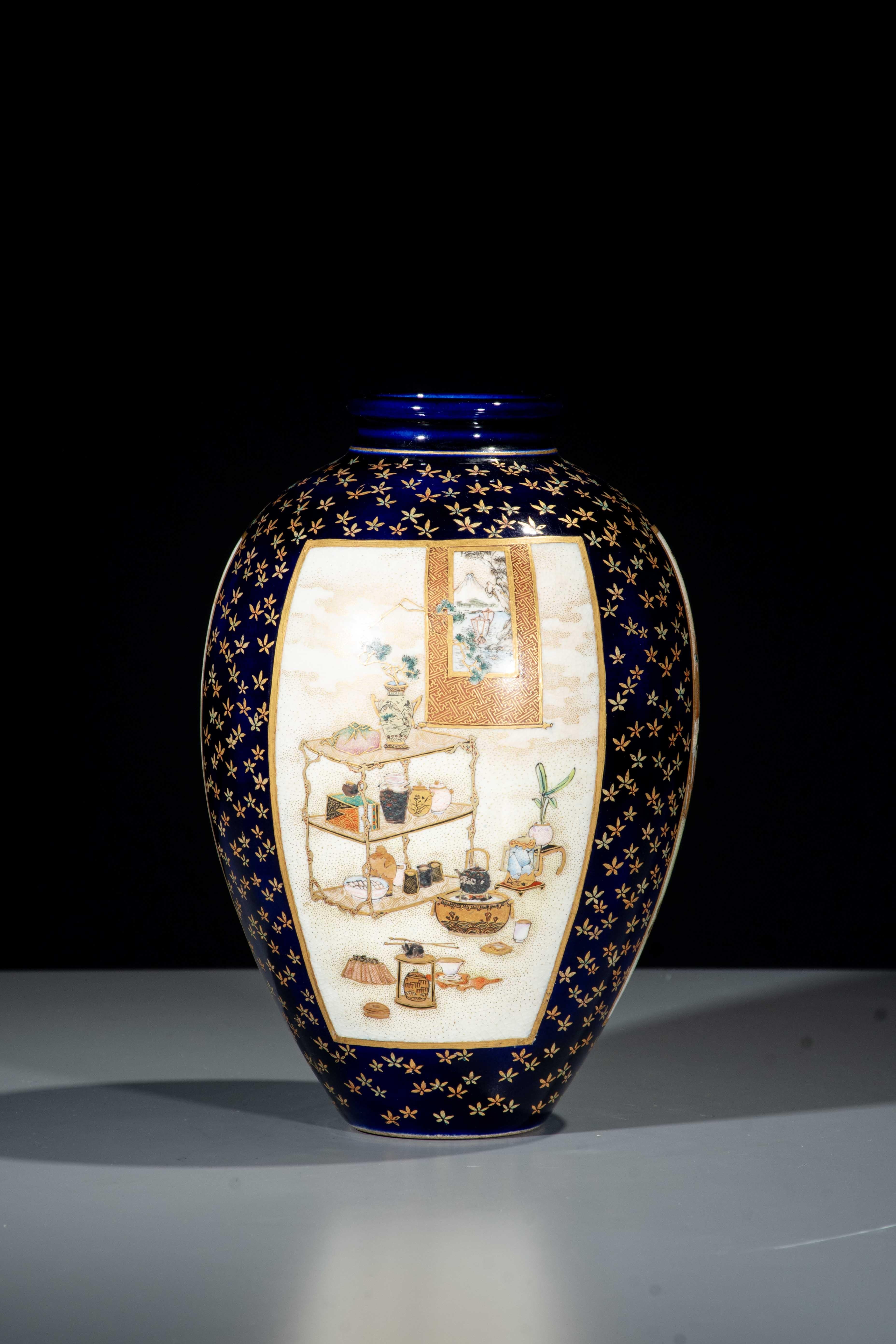 Japonais Vase de Satsuma avec des scènes de cour sur fond bleu cobalt en vente