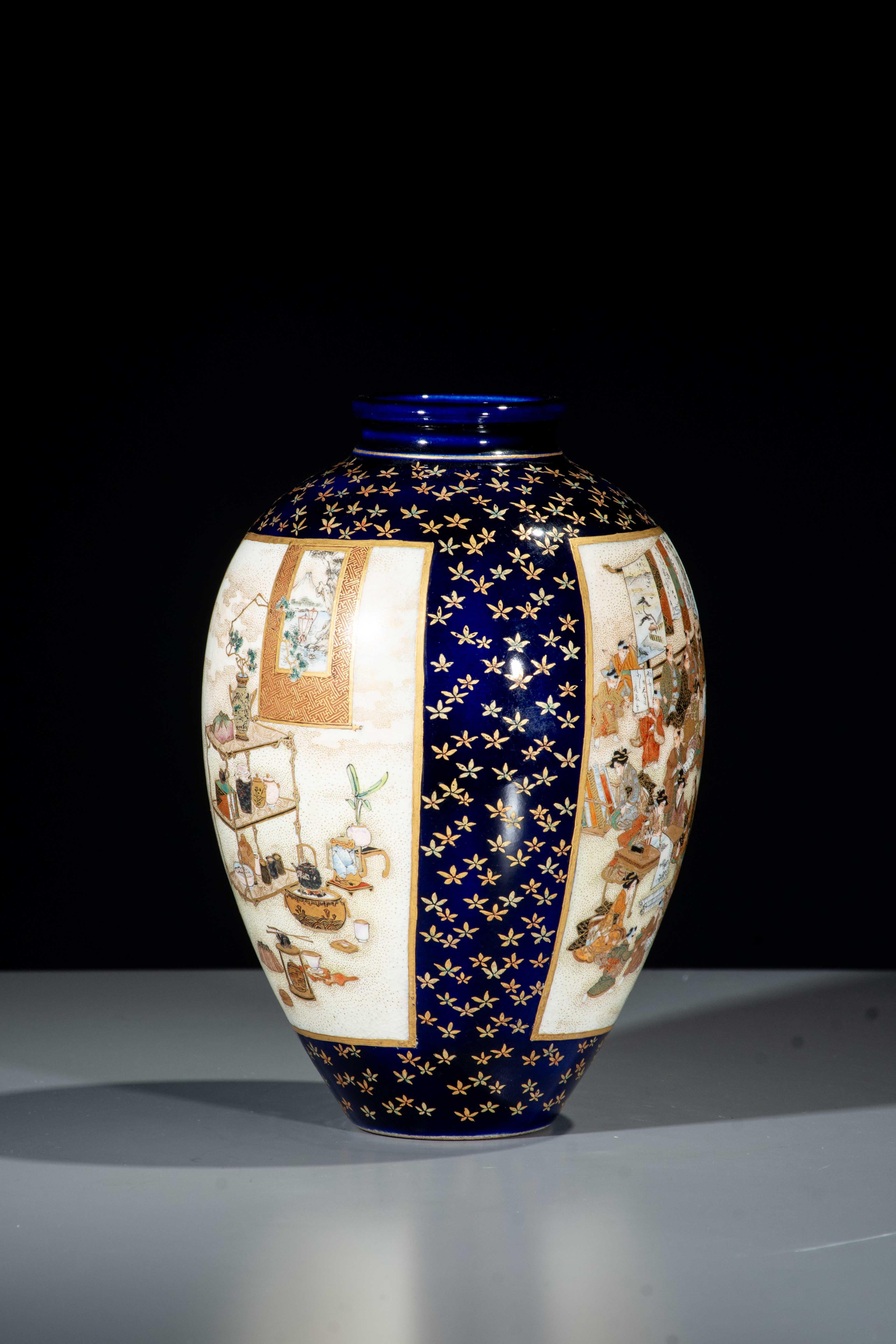 Peint à la main Vase de Satsuma avec des scènes de cour sur fond bleu cobalt en vente
