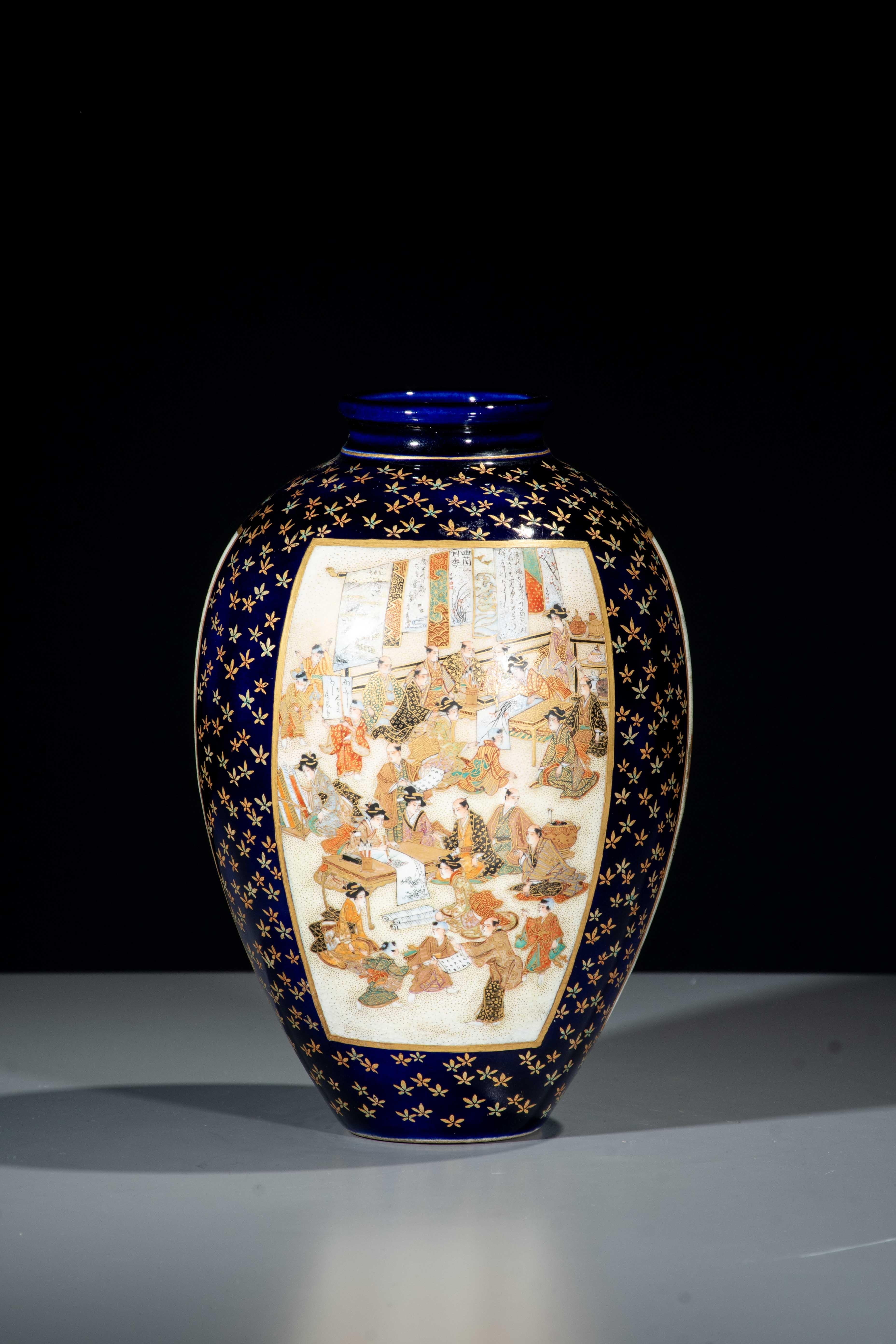 Vase de Satsuma avec des scènes de cour sur fond bleu cobalt Excellent état - En vente à Milano, IT