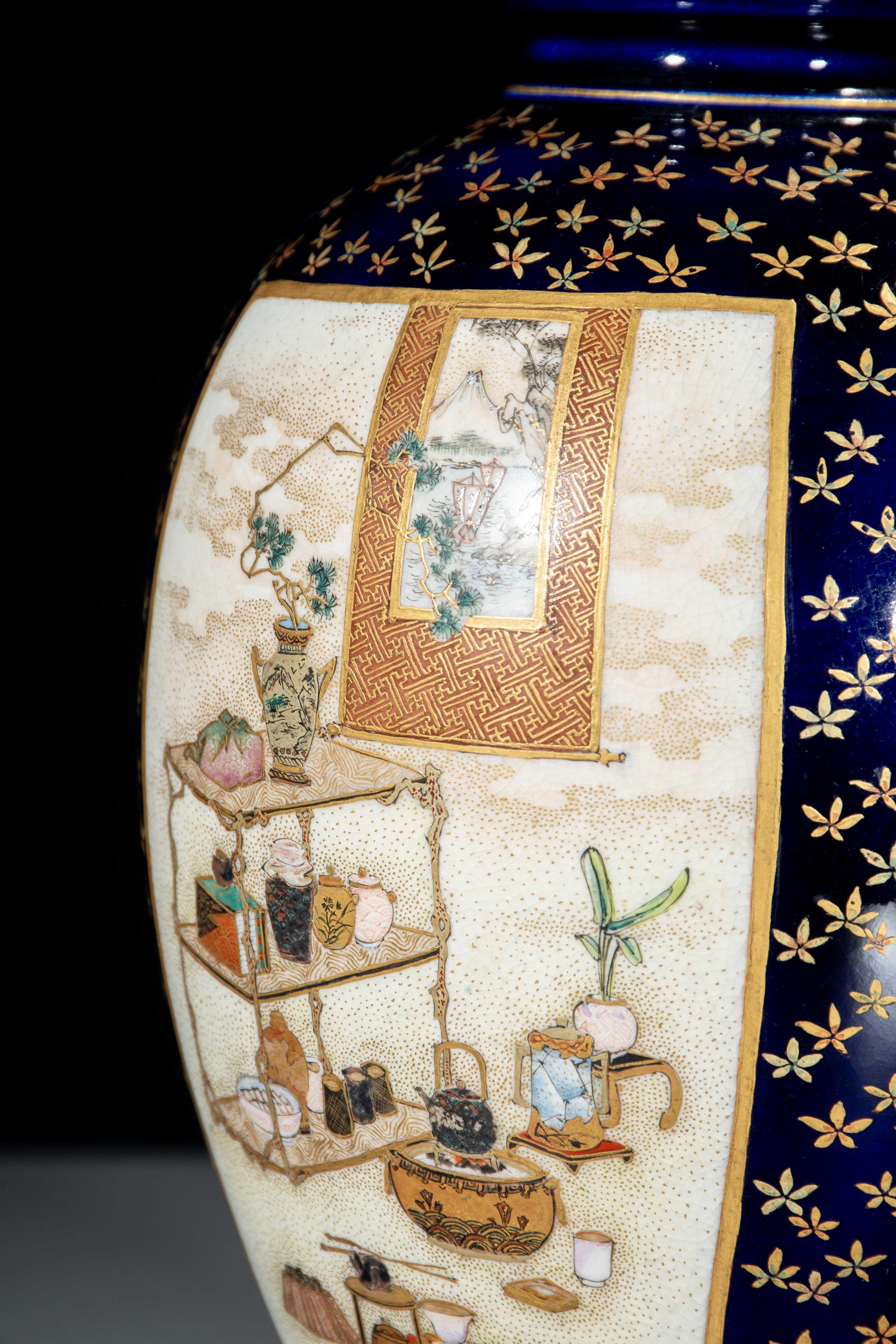 Céramique Vase de Satsuma avec des scènes de cour sur fond bleu cobalt en vente