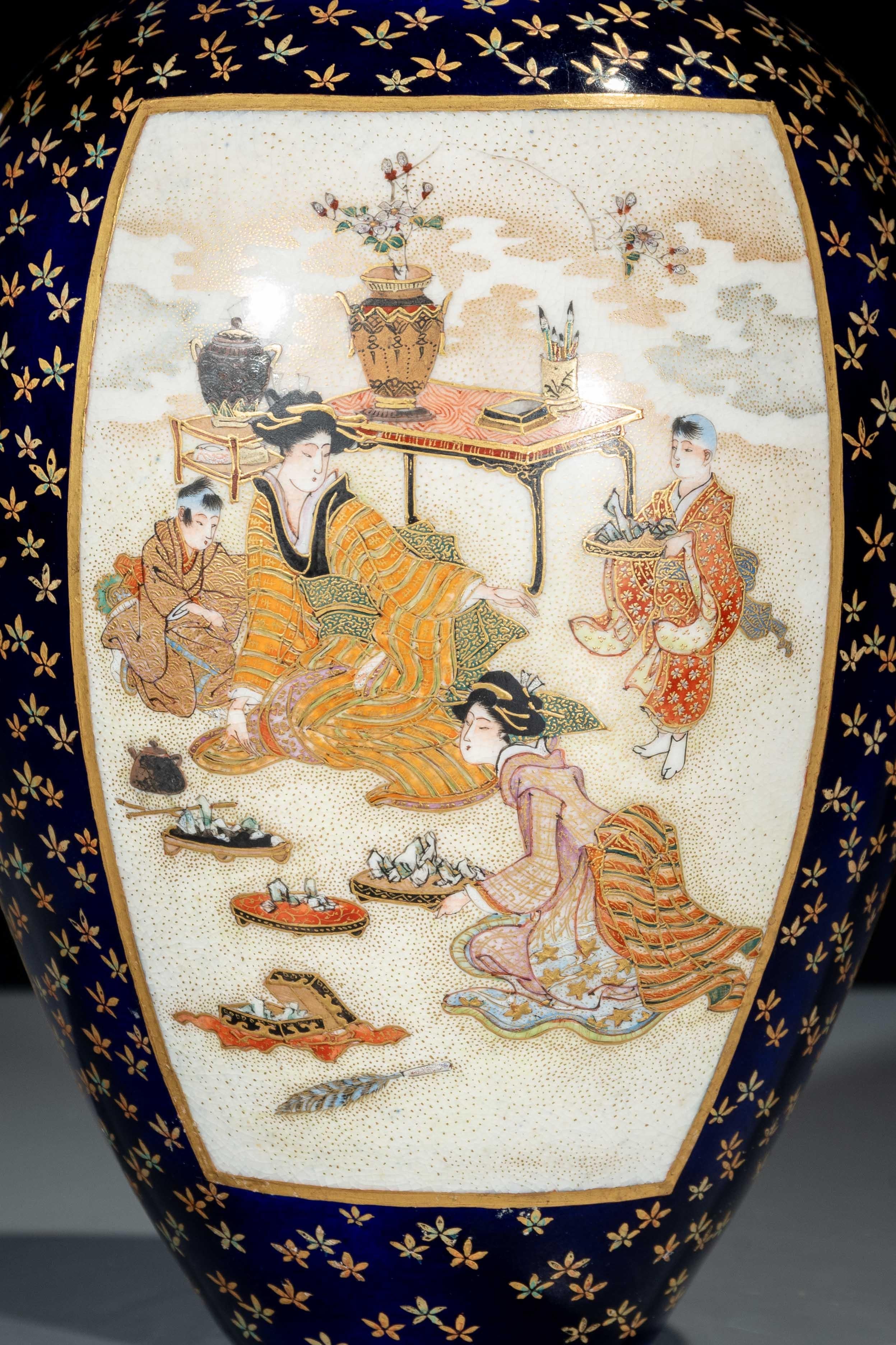 Vase de Satsuma avec des scènes de cour sur fond bleu cobalt en vente 1