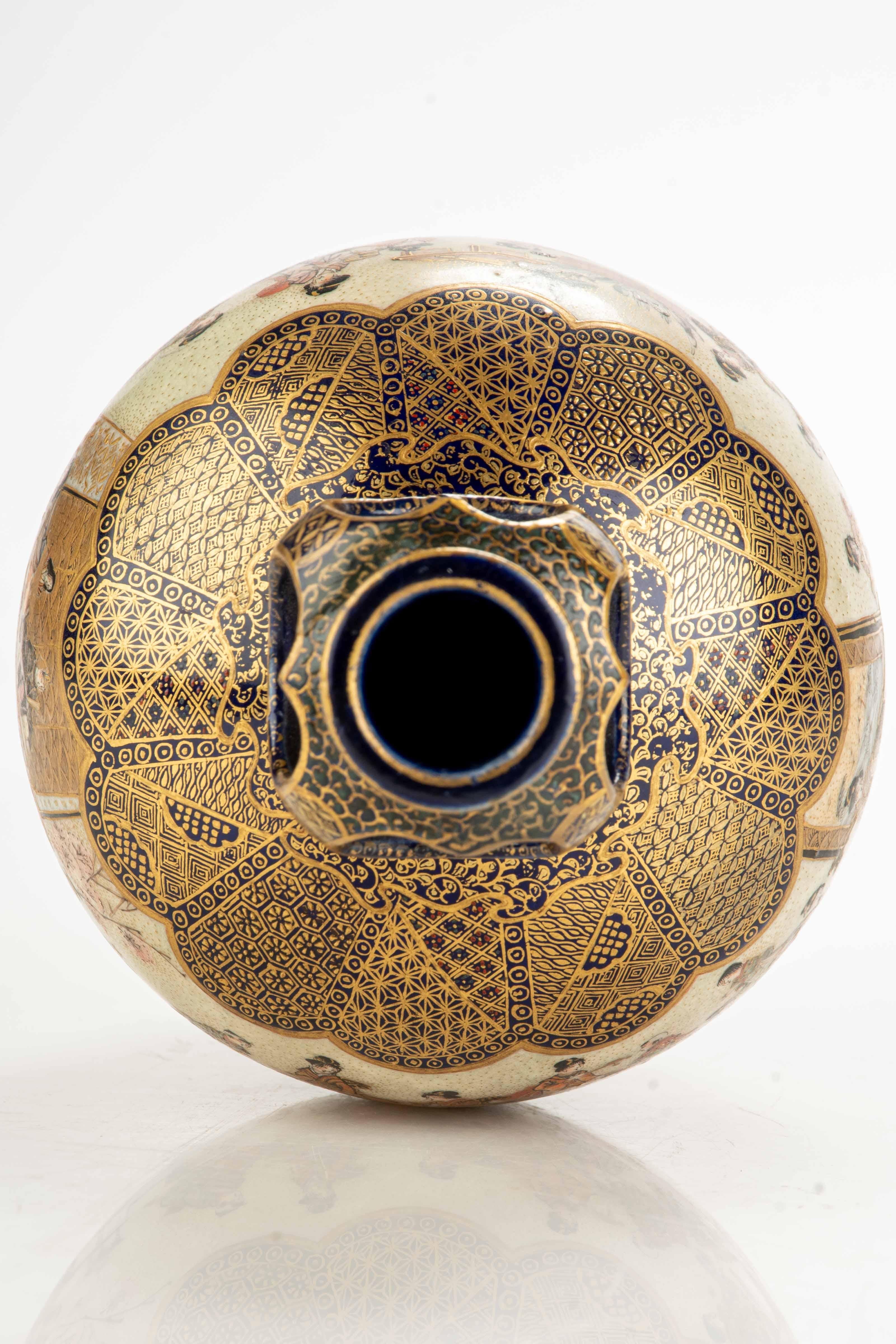 A Satsuma vase with numerous figures bringing gift 2