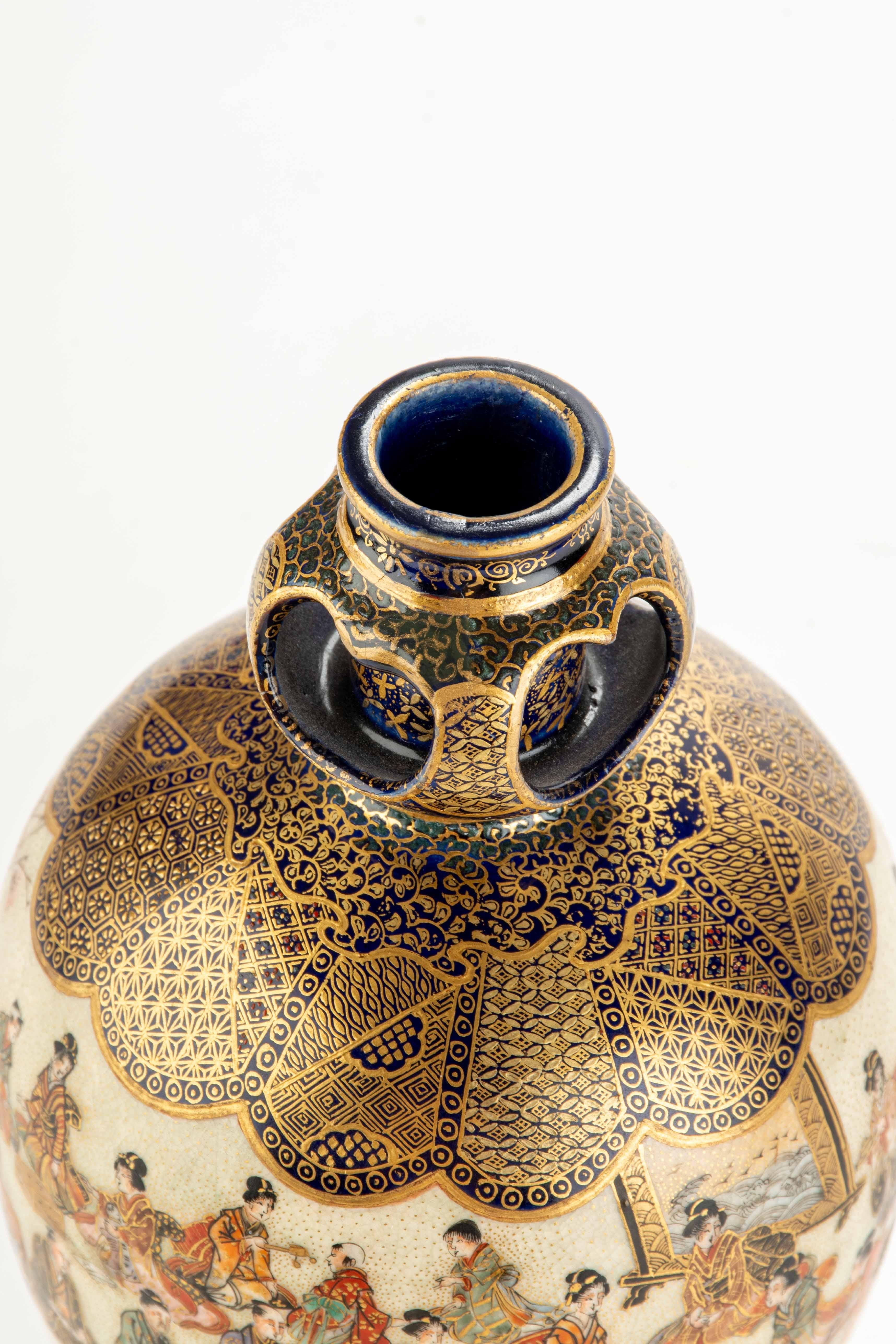 A Satsuma vase with numerous figures bringing gift 3