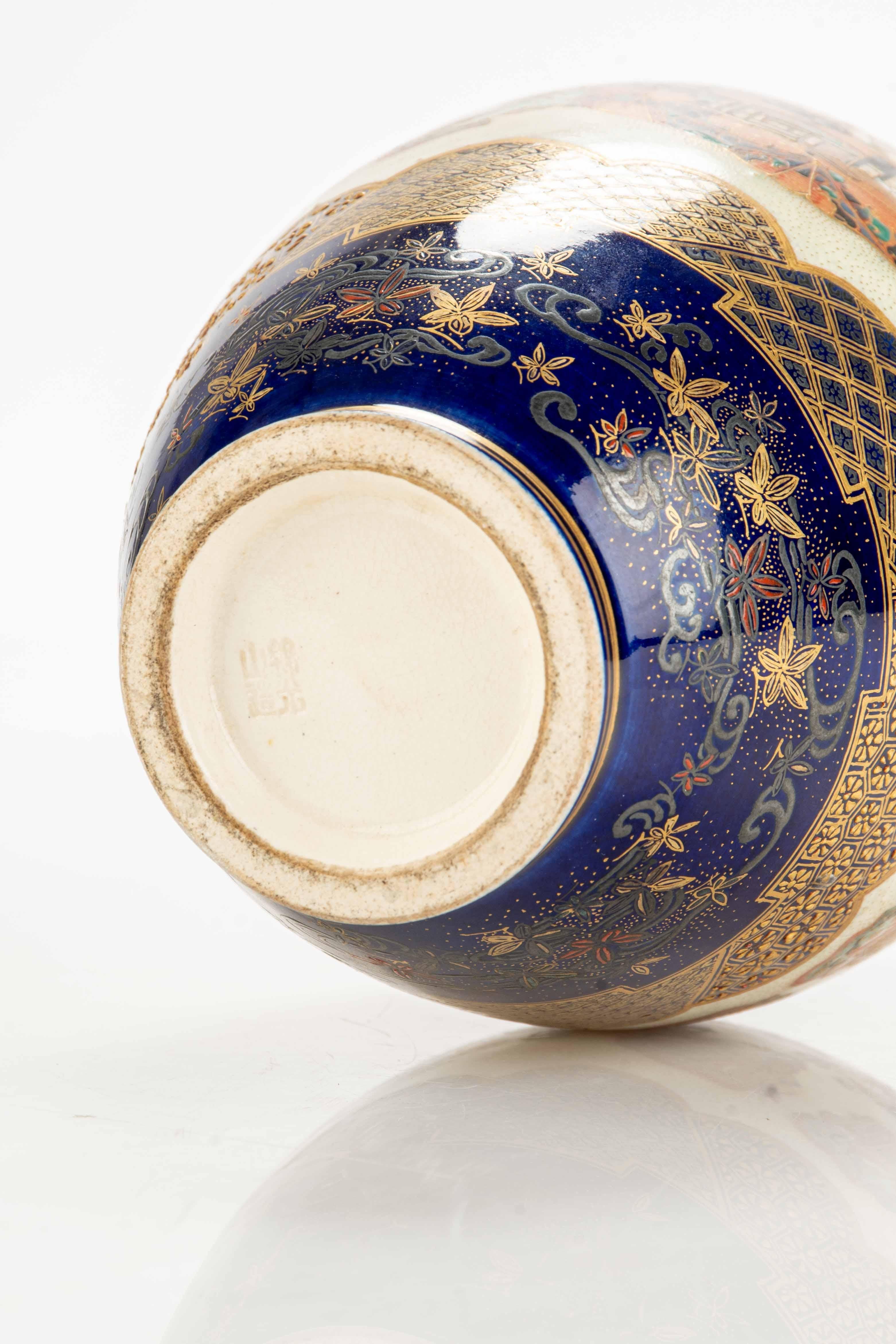 A Satsuma vase with numerous figures bringing gift 4