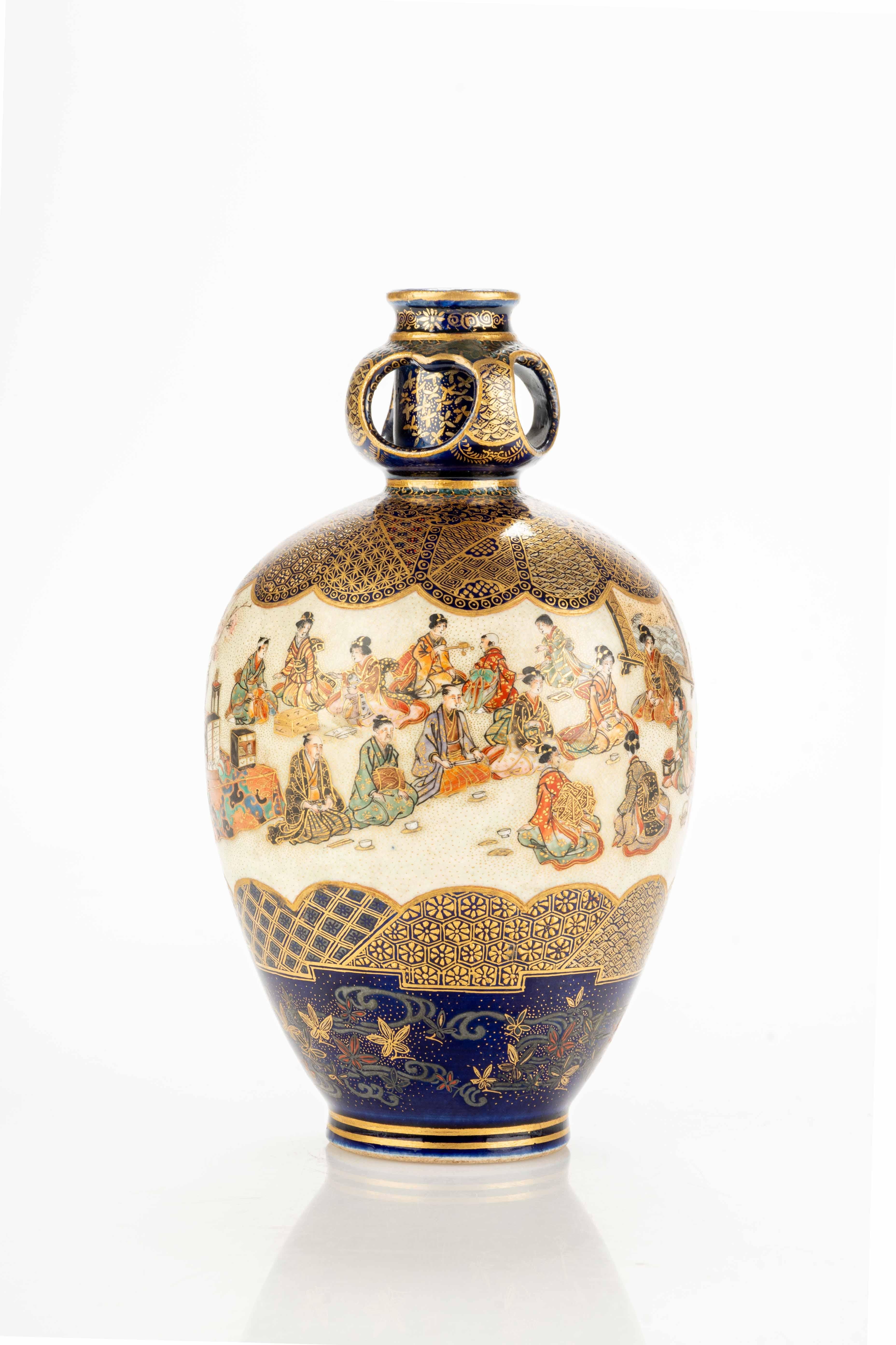 Satsuma bottle-shaped vase embellished with a detailed central scene in which numerous characters bring gifts to the emperor.
The upper and lower sections of the vase are adorned with a refined miniaturized decoration in gold on a cobalt blue