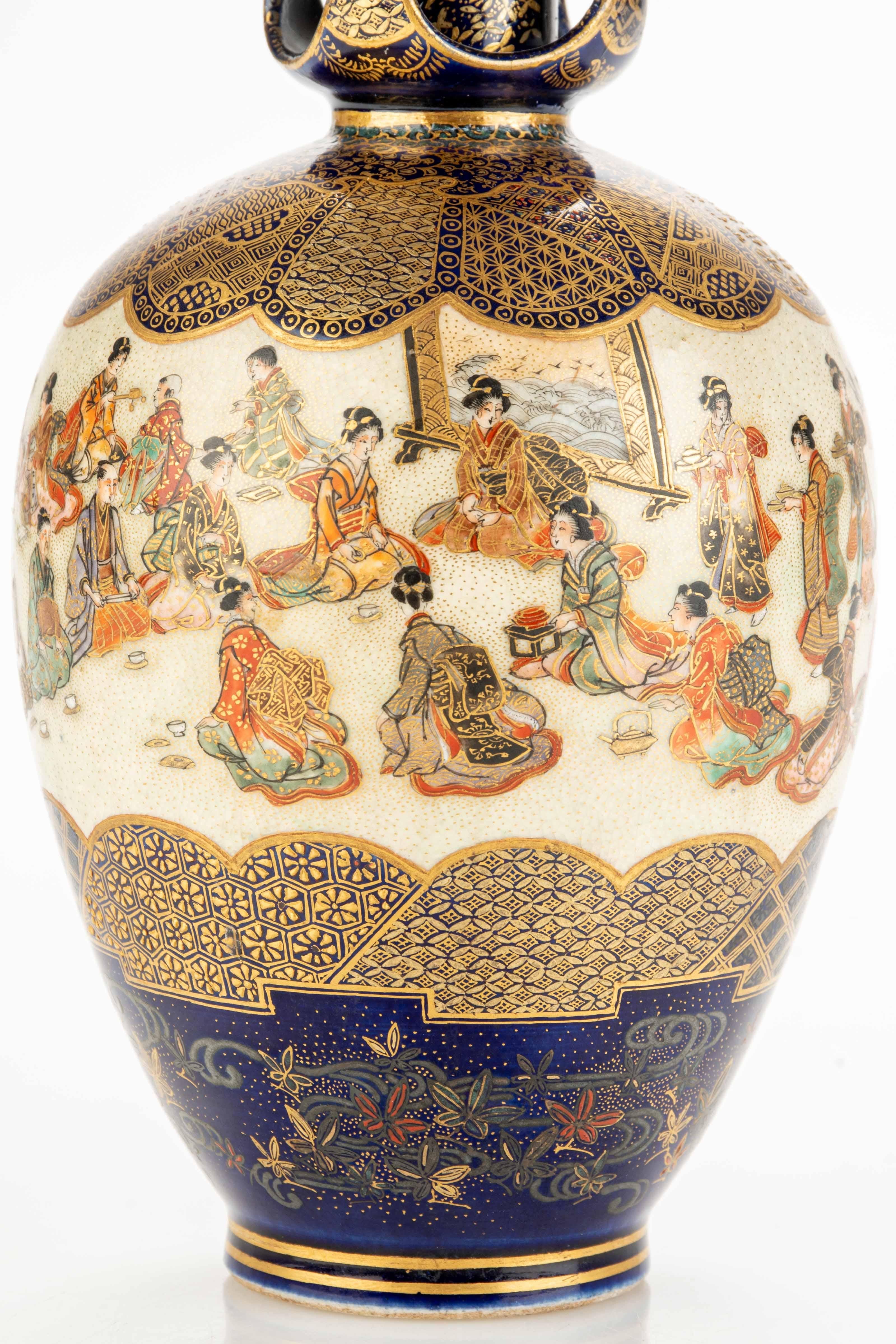 A Satsuma vase with numerous figures bringing gift In Good Condition In Milano, IT