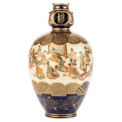 Un vase Satsuma avec de nombreuses figures apportant des cadeaux