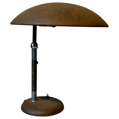 Eine skandinavische Tischleuchte aus Messing und Metall aus den 1930er Jahren.