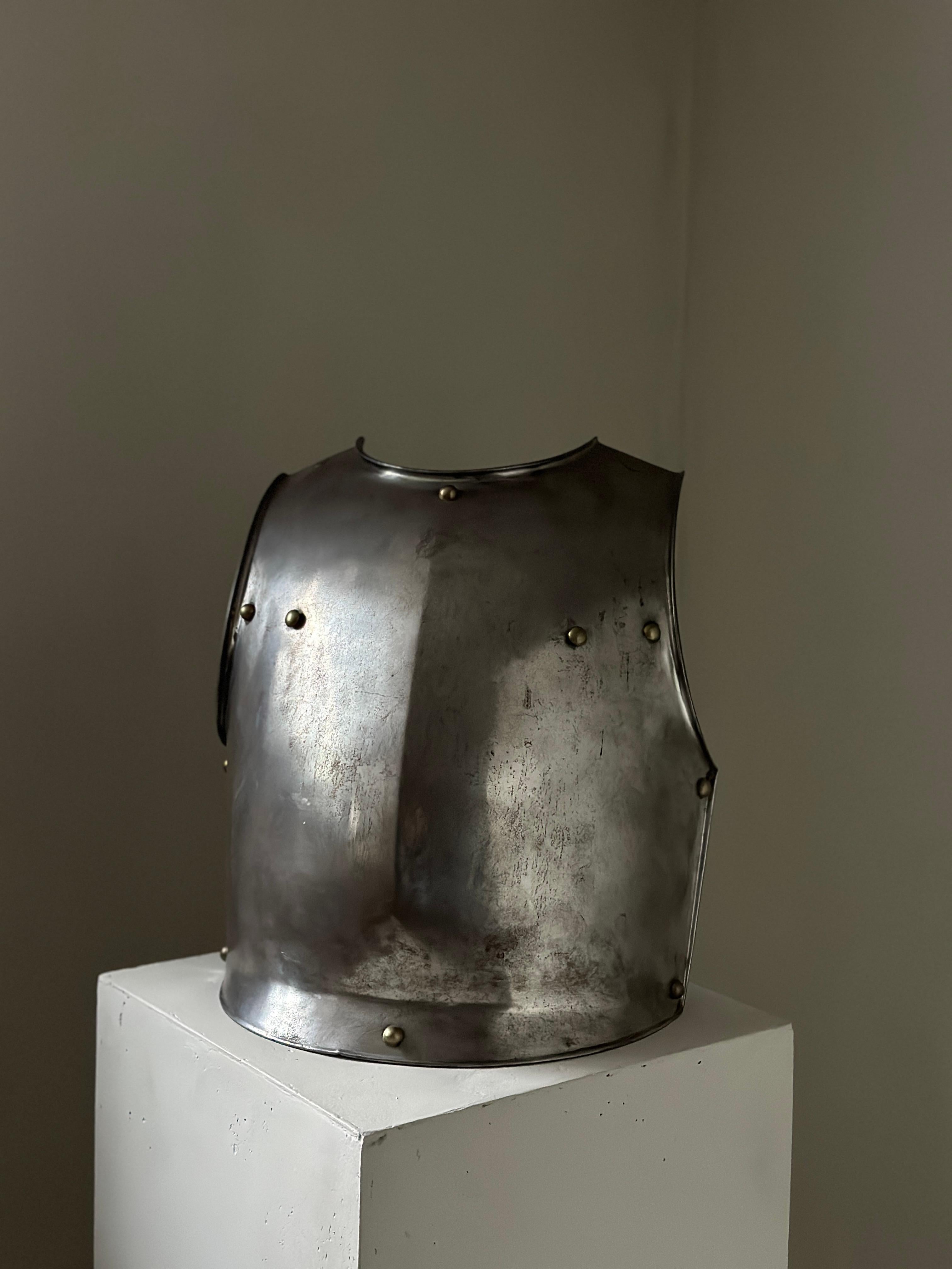 Une belle pièce décorative unique. Un ancien Armor scandinave en métal, qui peut être accroché au mur ou placé sur un pidestall pour la décoration. 

Usure conforme à l'âge et à l'utilisation.
