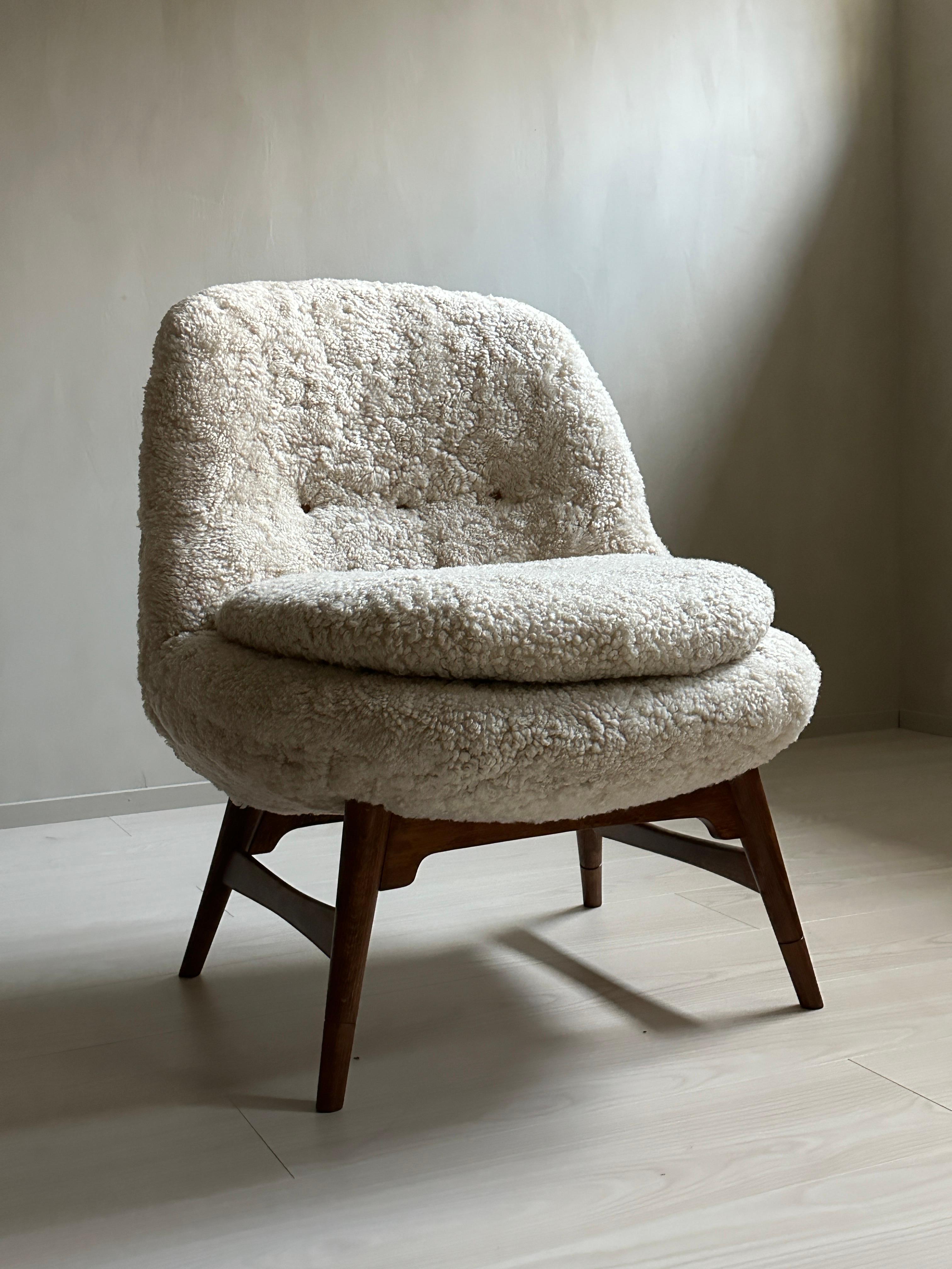 Scandinavian Modern Easy Chair in Sheepskin, 1950s In Good Condition In Hønefoss, 30