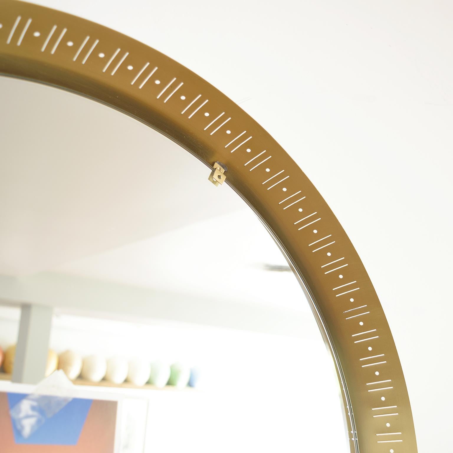 Skandinavischer moderner, runder Spiegel aus poliertem Messing mit Ausschnitten im Zustand „Gut“ im Angebot in New York, NY