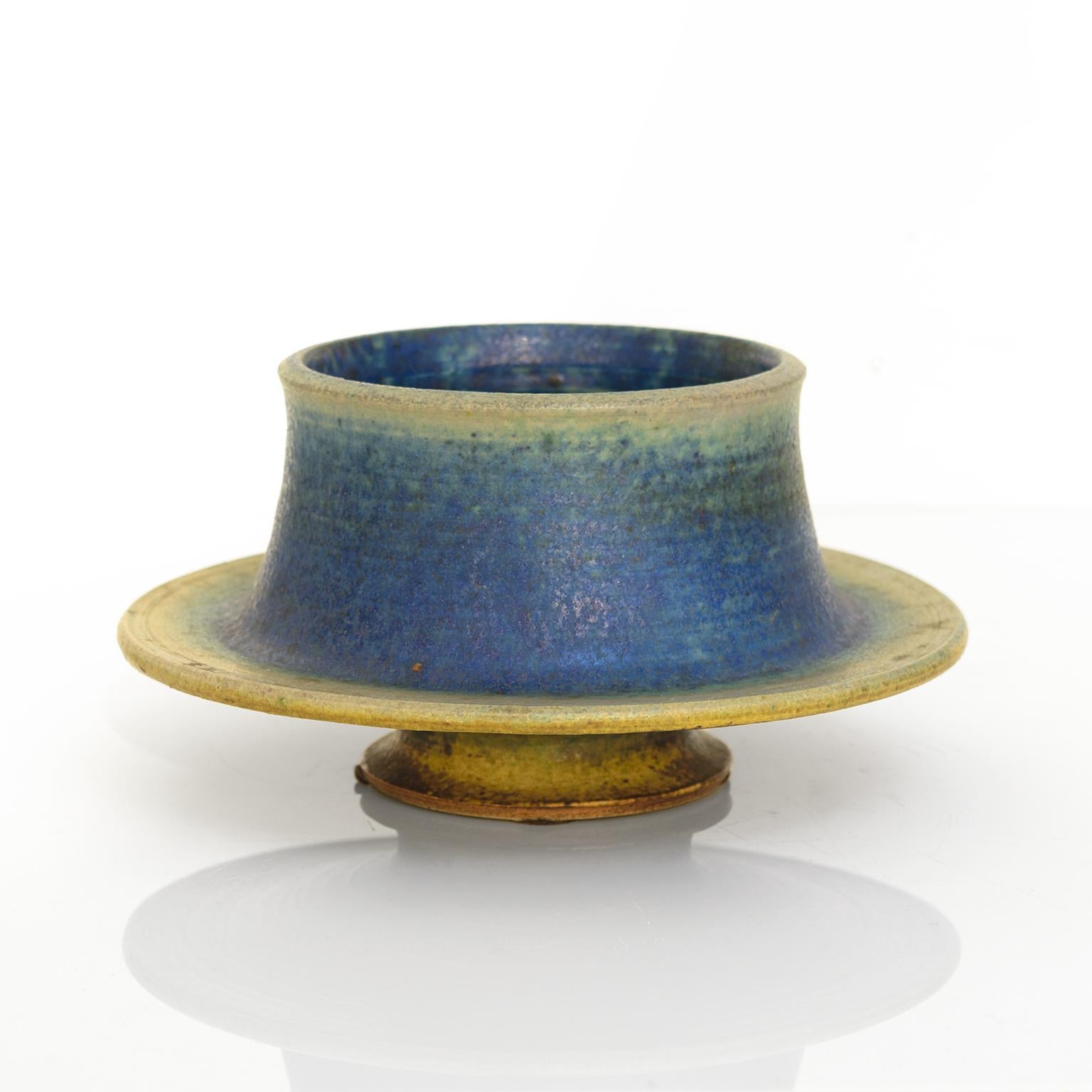 A Scandinavian Modern hand thrown and glazed ceramic vessel with foot, by Francesca Mascitti-Lindh, for Arabia, Finland, circa 1960.

Measures: diameter: 8.5” height: 4.5”