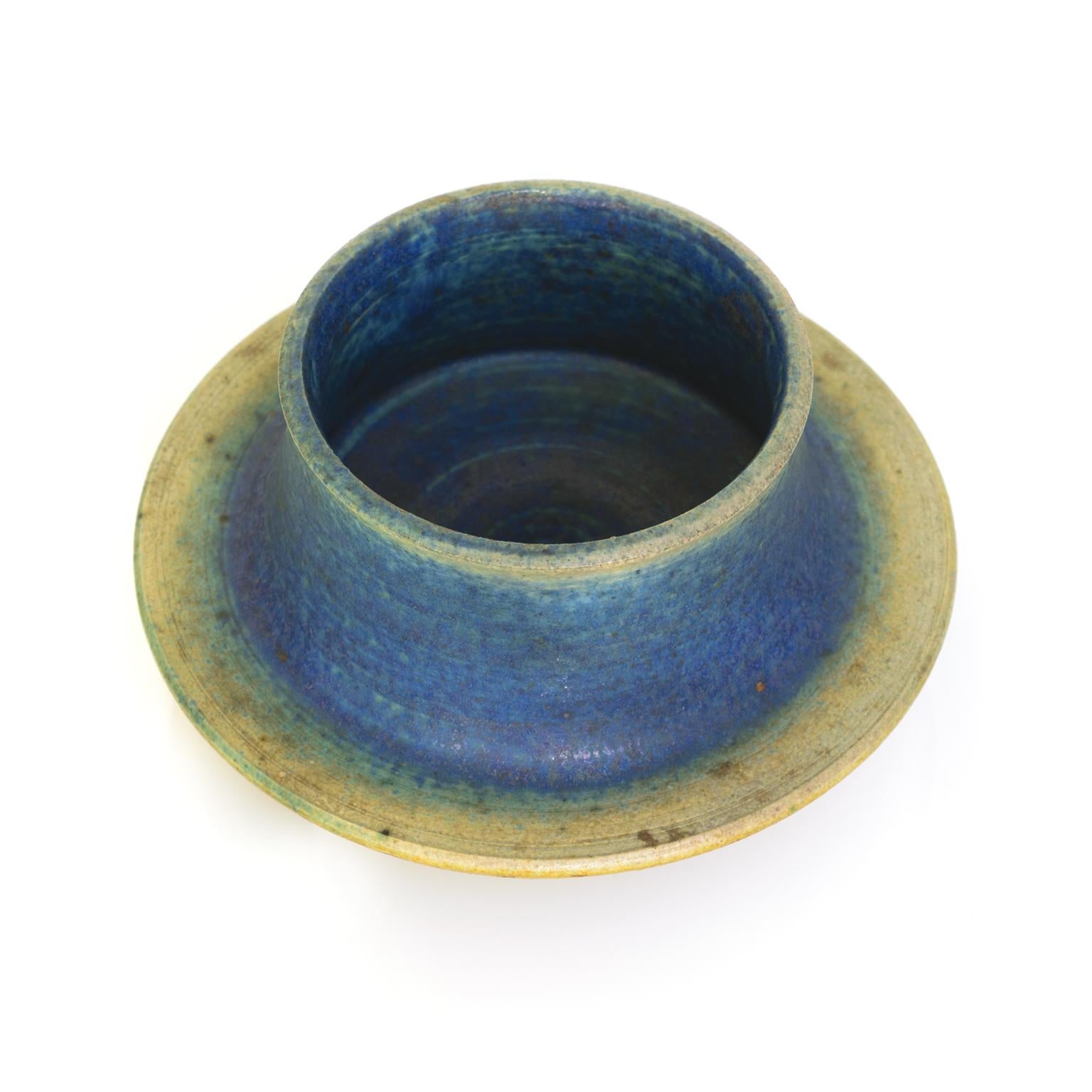 Smaltato Studio moderno scandinavo Vaso in ceramica con piede, Francesca Mascitti Lindh in vendita