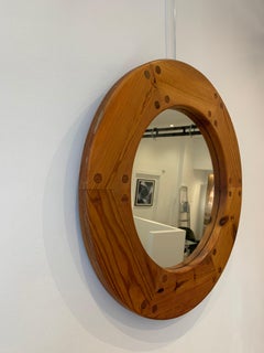 Specchio rotondo scandinavo vintage in legno di pino, anni '70