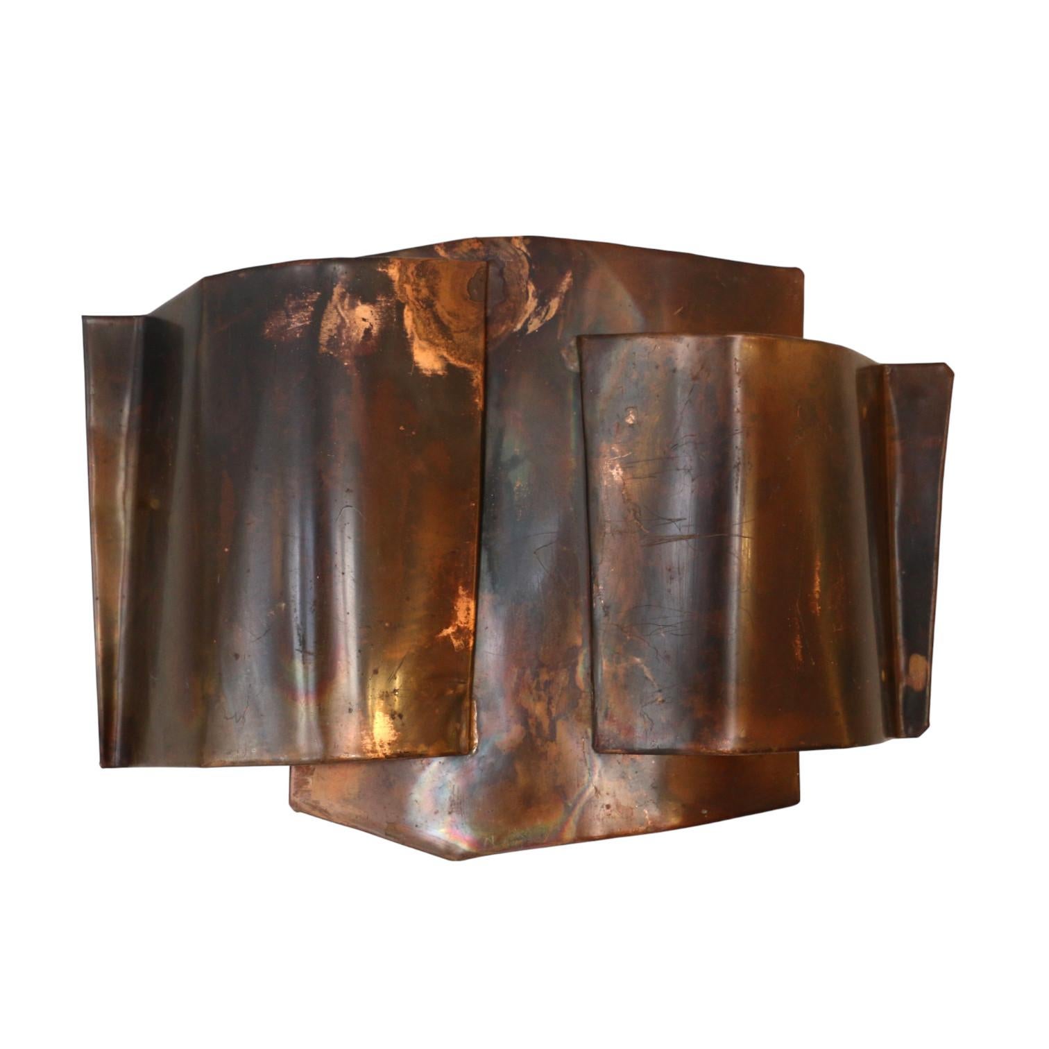 A large Brutalist-style sconce in copper. Fortuné Evangelisti, France, 60s.