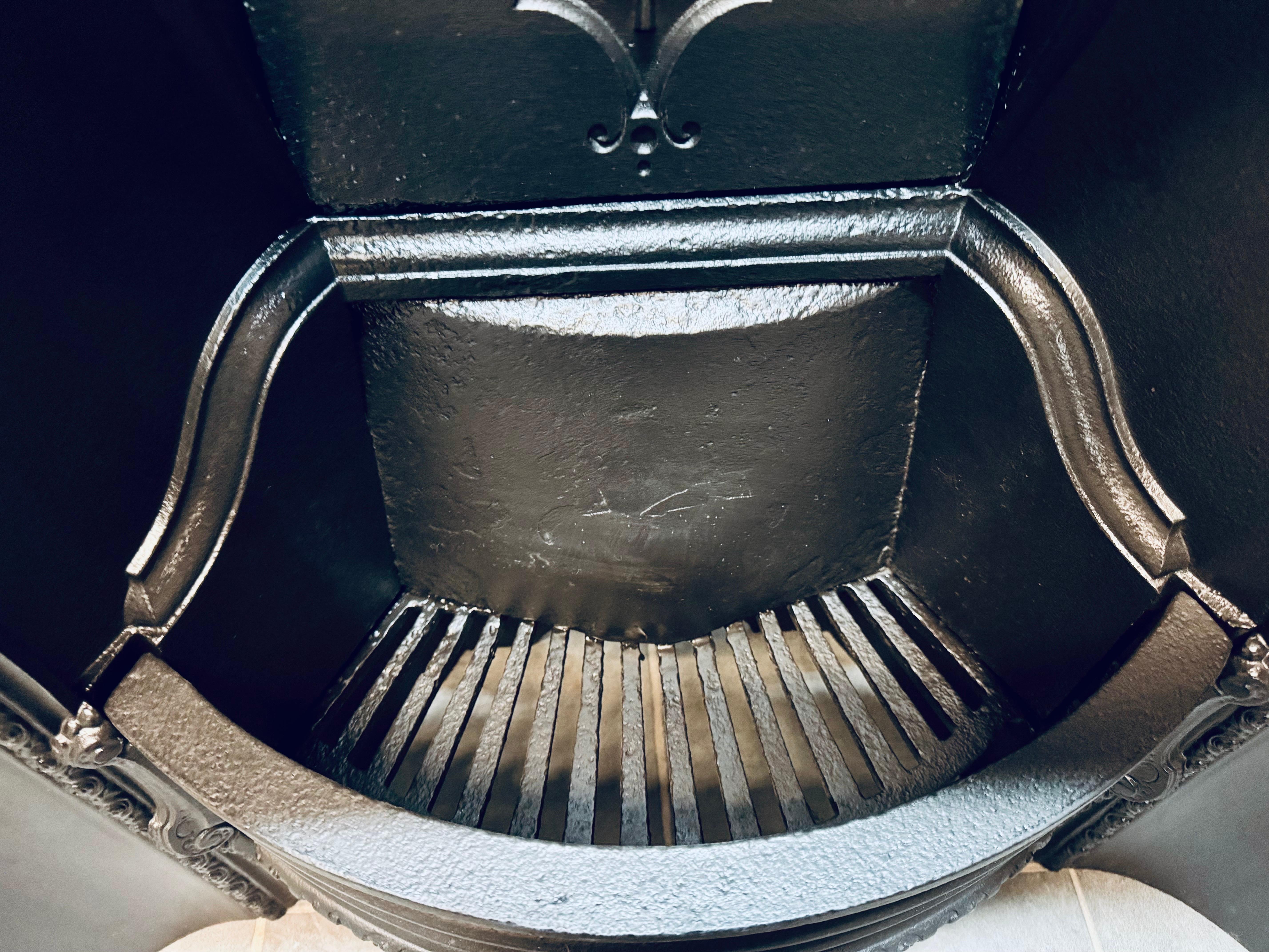 Ein schottischer Kamineinsatz aus Gusseisen aus dem 19. Jahrhundert. (Viktorianisch)