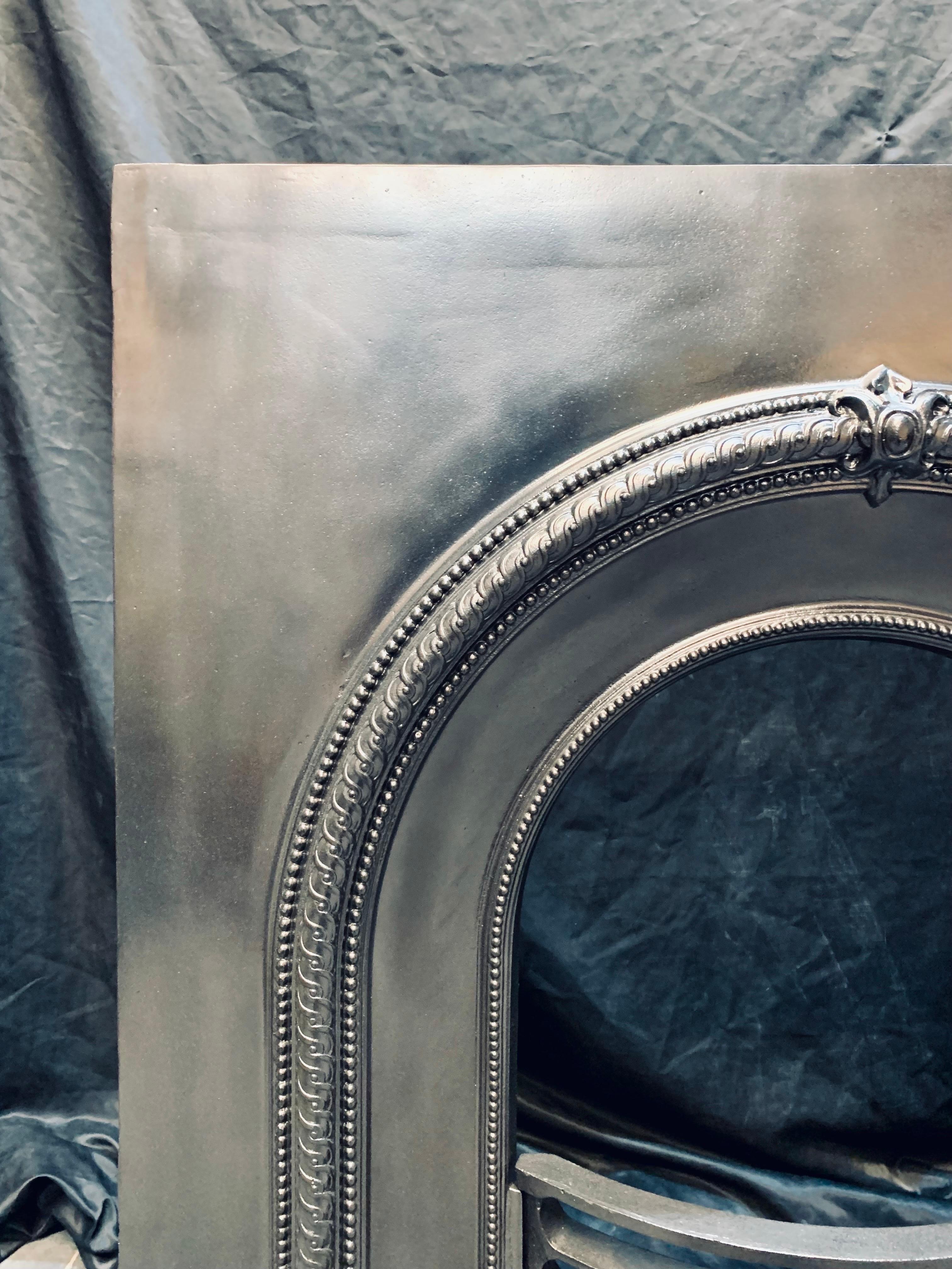 A Scottish 19th Century Victorian Cast Iron Fireplace Insert. In Good Condition In Edinburgh, GB