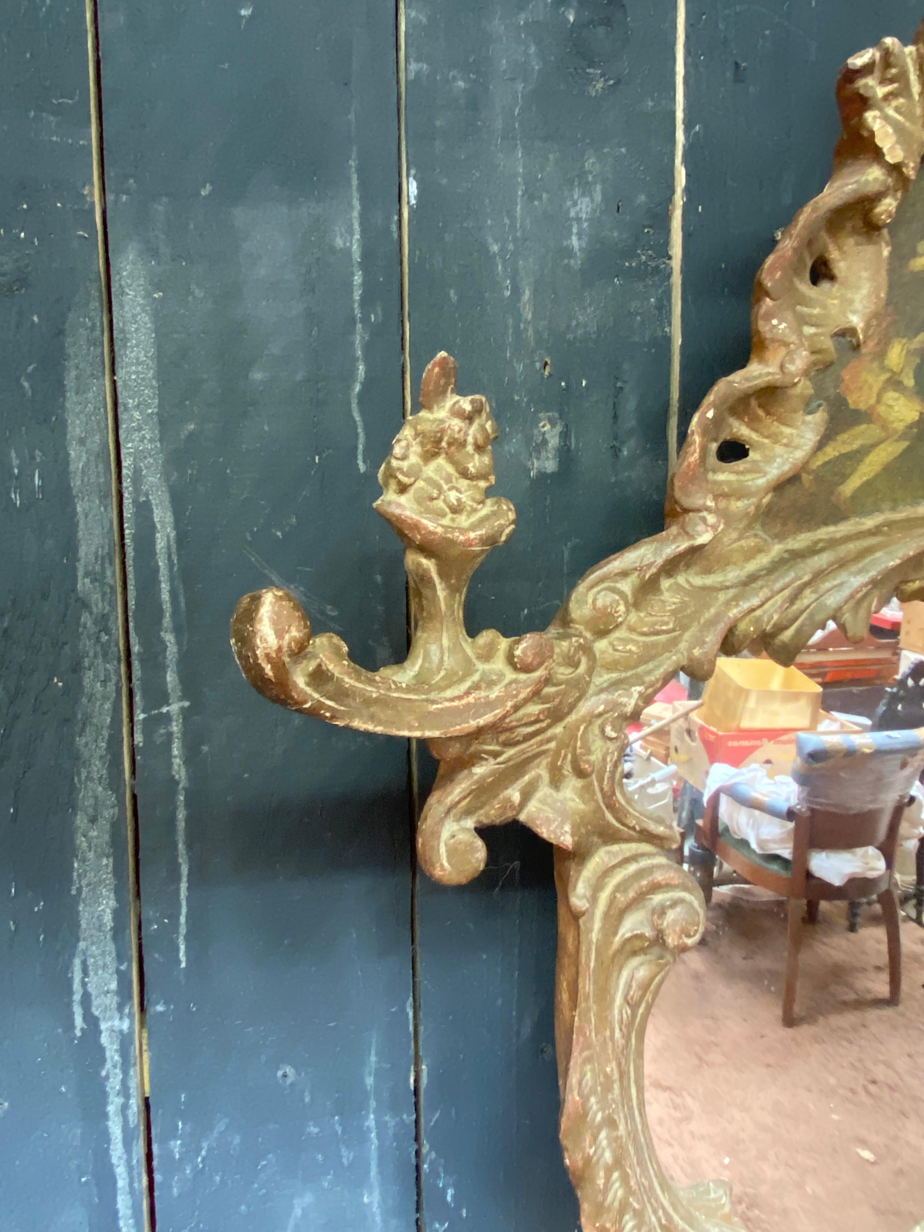 Louis XV A scrolled mirror in carved and patinated molded wood painted with chinese  XIXè For Sale