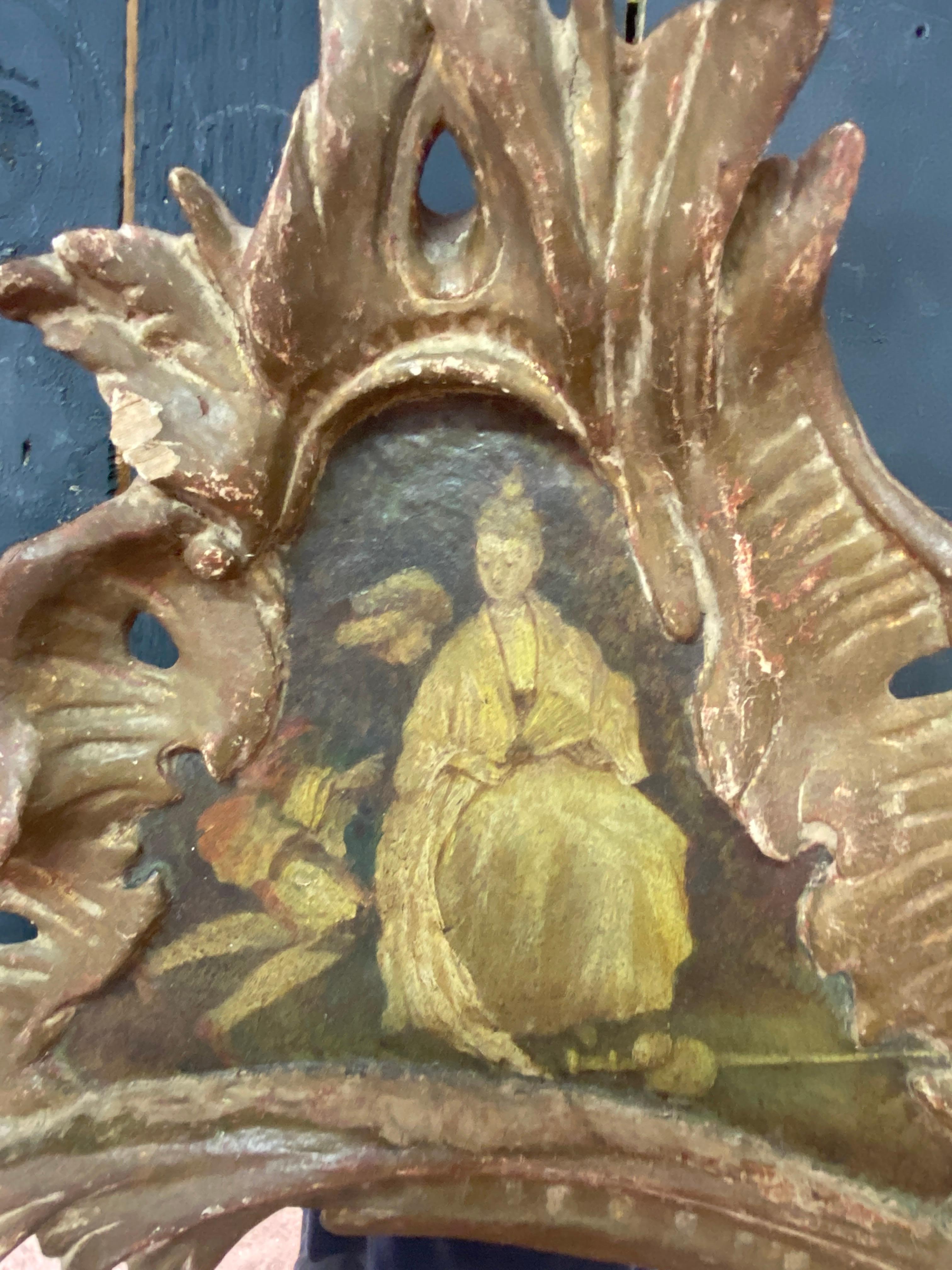 Gilt A scrolled mirror in carved and patinated molded wood painted with chinese  XIXè For Sale