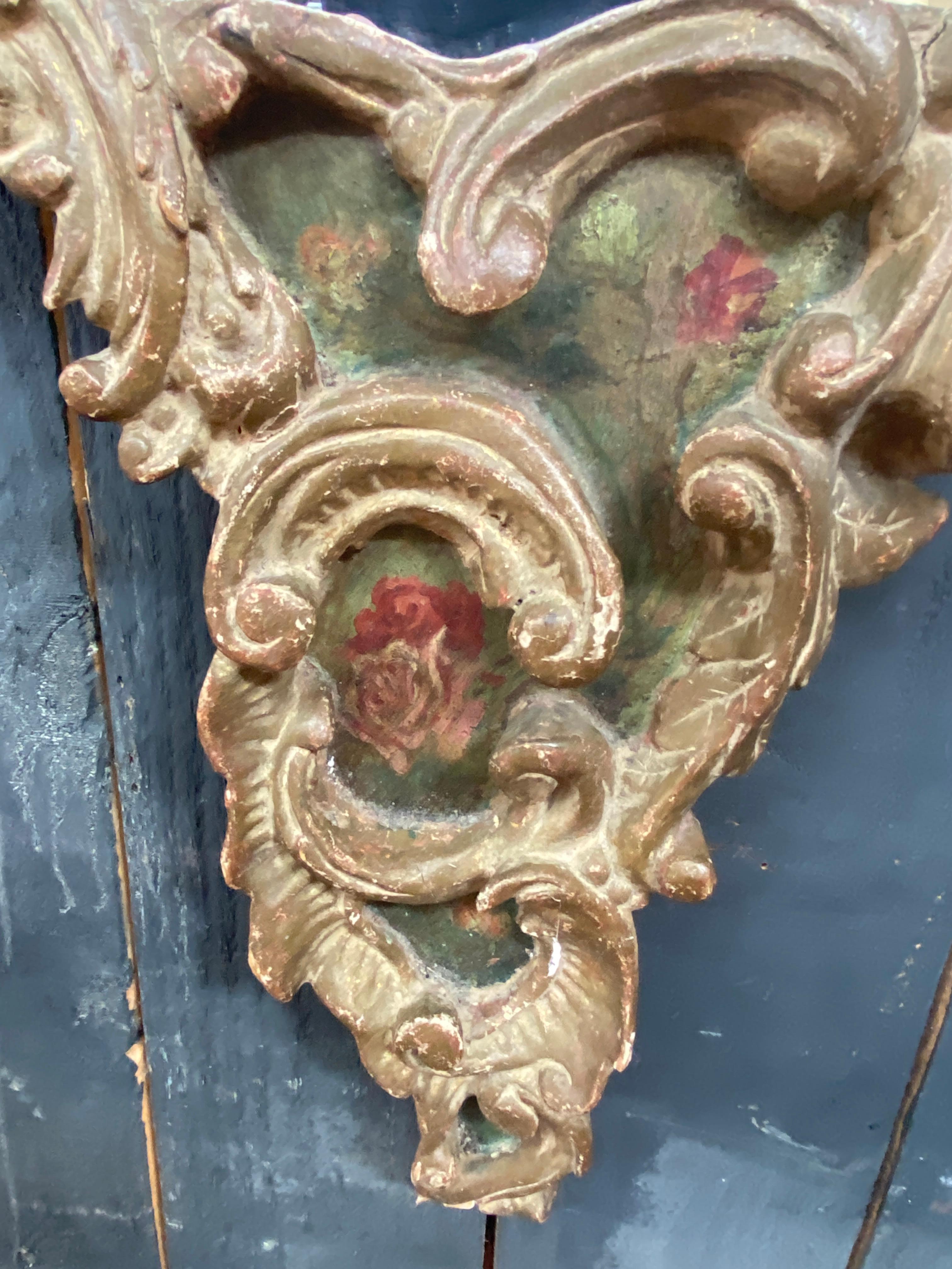 19th Century A scrolled mirror in carved and patinated molded wood painted with chinese  XIXè For Sale