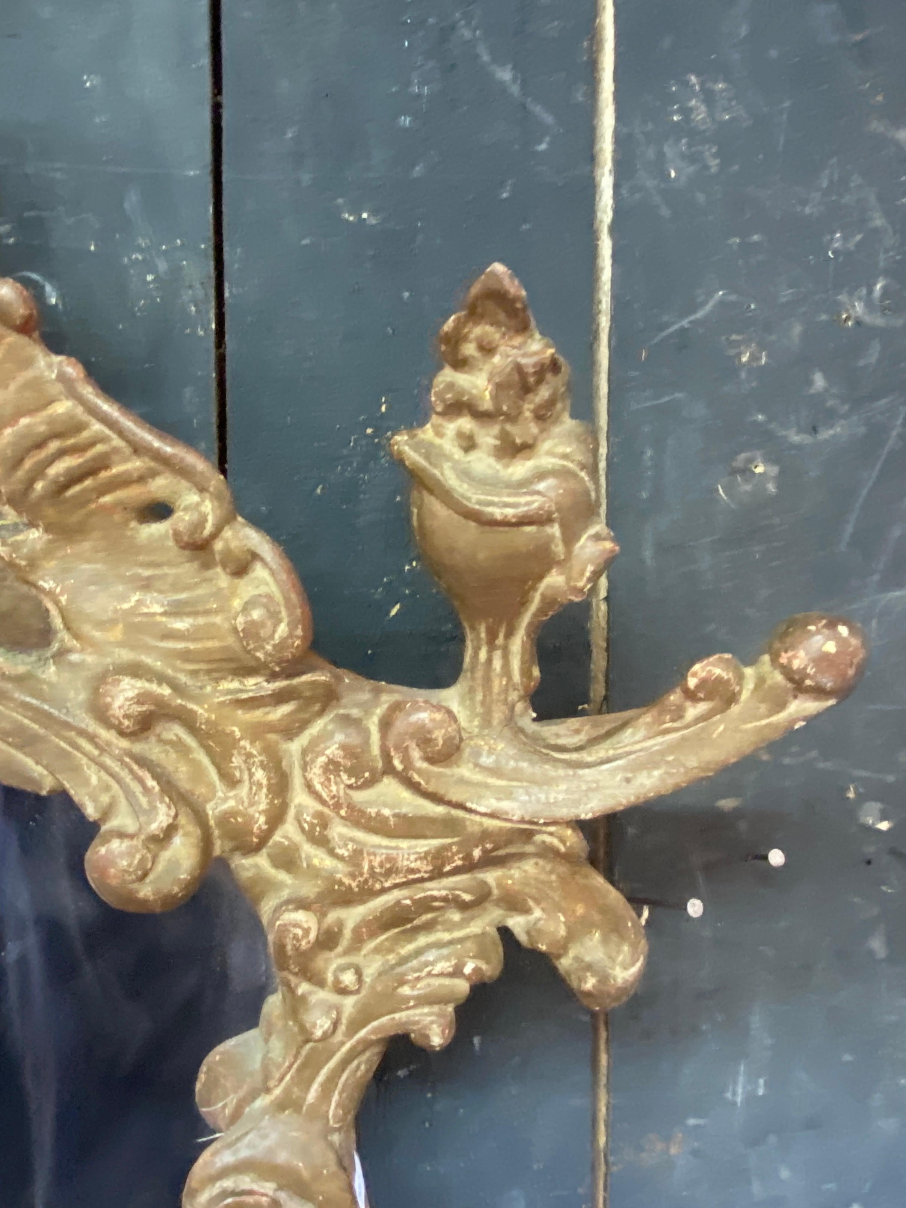 Mirror A scrolled mirror in carved and patinated molded wood painted with chinese  XIXè For Sale
