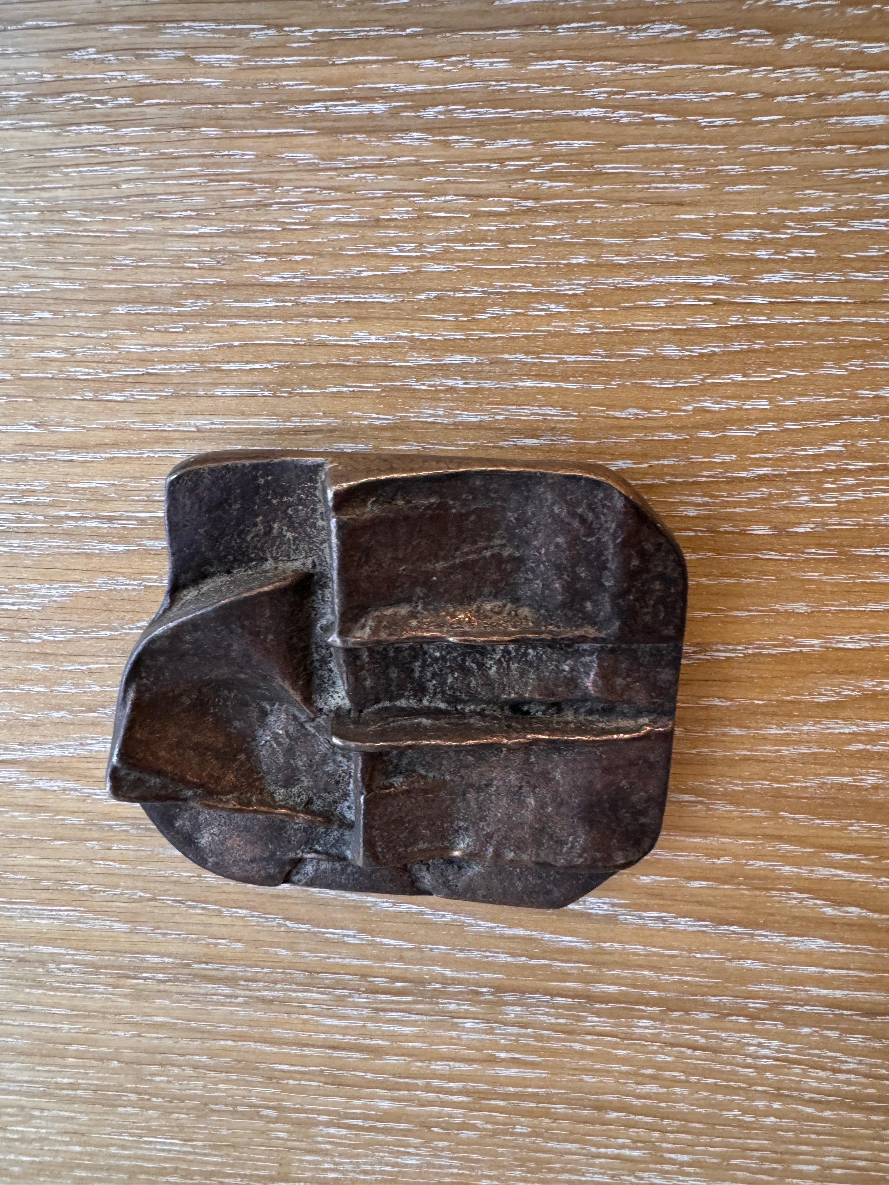 Aparador italiano esculpido de cuatro puertas de madera blanqueada con tiradores de bronce Hecho a mano