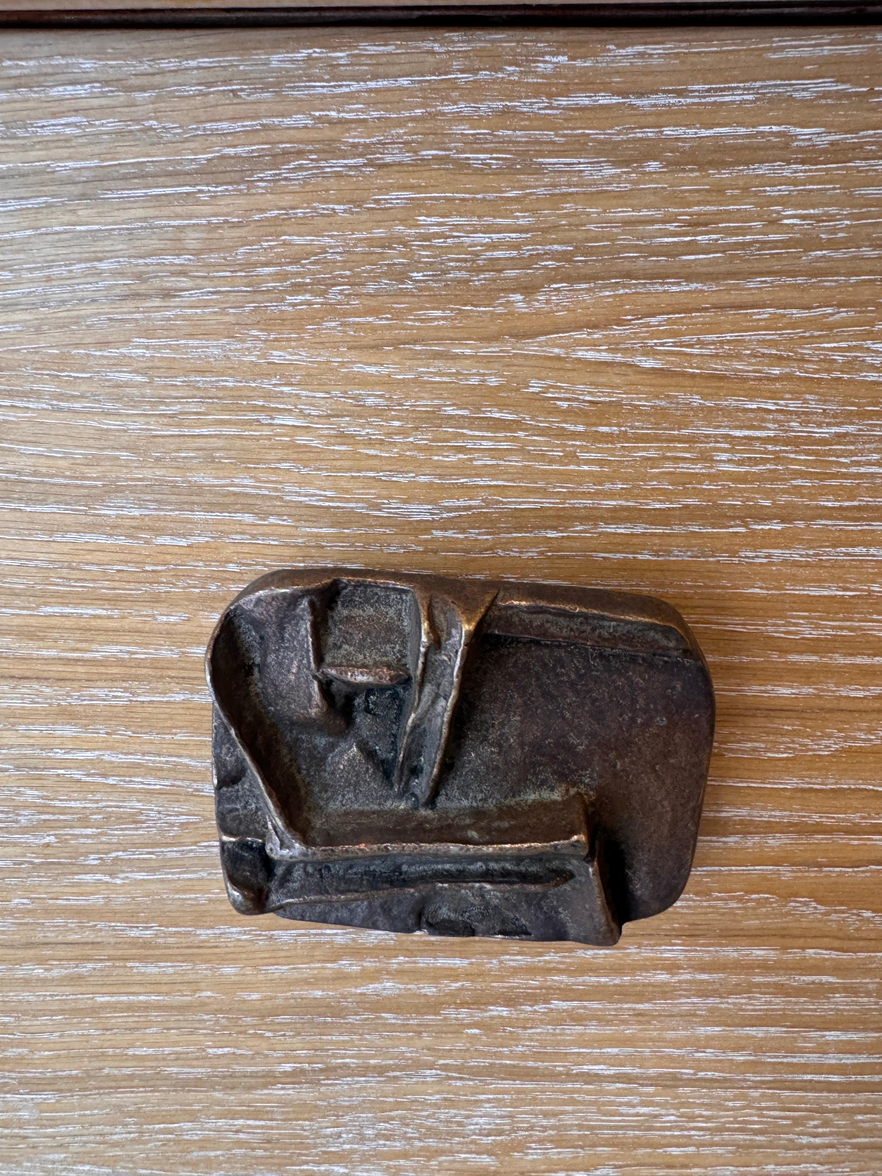 Aparador italiano esculpido de cuatro puertas de madera blanqueada con tiradores de bronce siglo XX